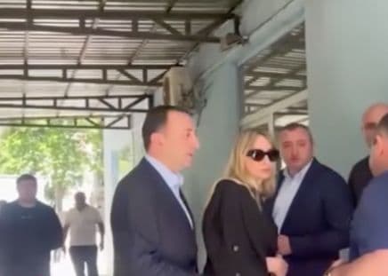 ირაკლი ღარიბაშვილი პირველ საუნივერსიტეტო კლინიკაში თორნიკე რიჟვაძის მოსანახულებლად მივიდა