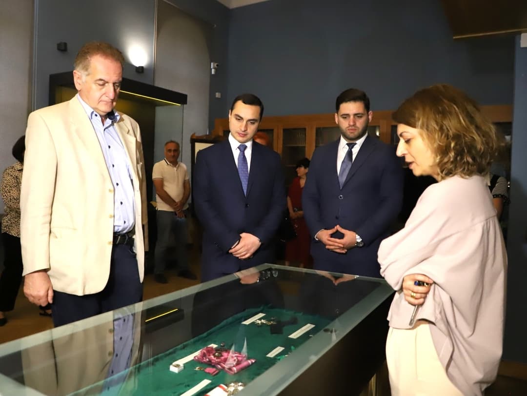 გიორგი ჯინჭარაძემ წიგნის მუზეუმში ნიკოლოზ და ჩარლზ ჩხოტუების პირადი ნივთების გამოფენა დაათვალიერა