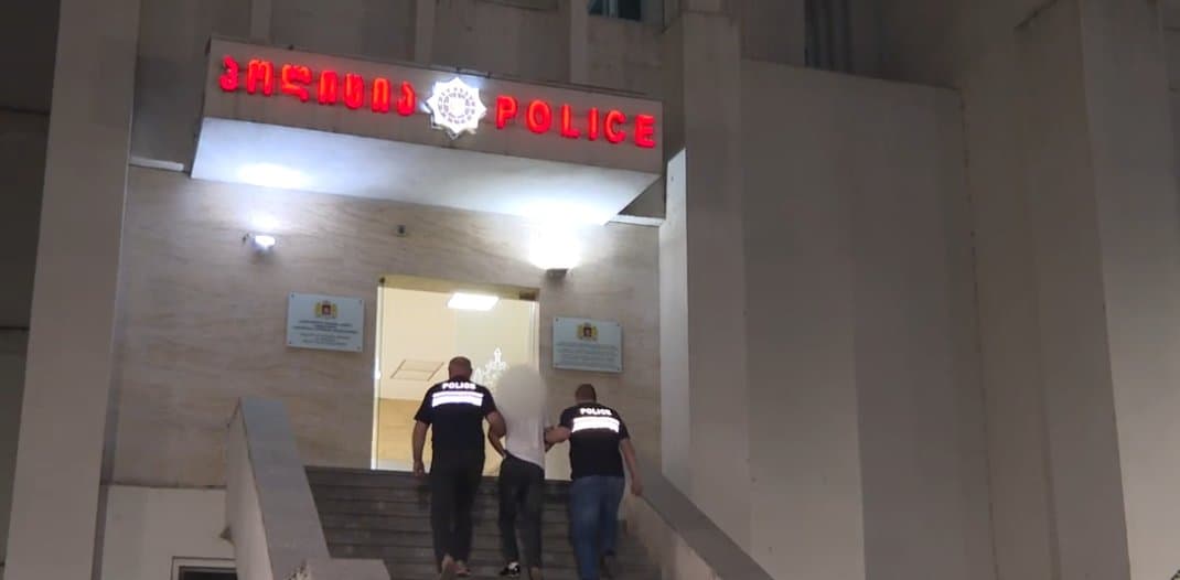 პოლიციამ თბილისში მომხდარი მკვლელობის ფაქტზე ერთი პირი დააკავა