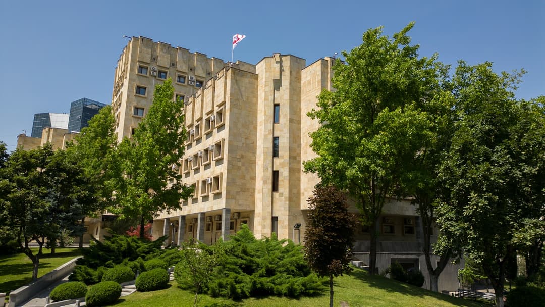 განსაკუთრებით დიდი ოდენობით ნარკოტიკული საშუალების უკანონო შეძენის, შენახვის და გასაღების მცდელობის ფაქტზე სასამართლომ სამი პირი დამნაშავედ ცნო