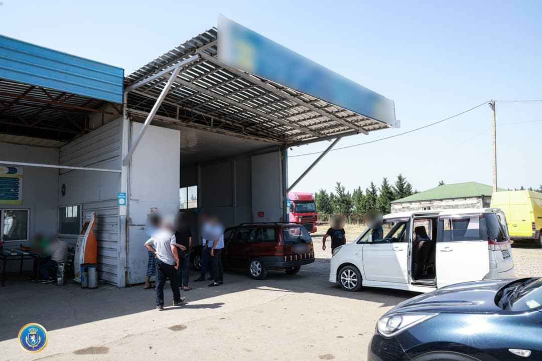 კომერციული მოსყიდვისა და ყალბი ოფიციალური დოკუმენტის დამზადება გასაღების ფაქტზე ორი პირი დააკავეს