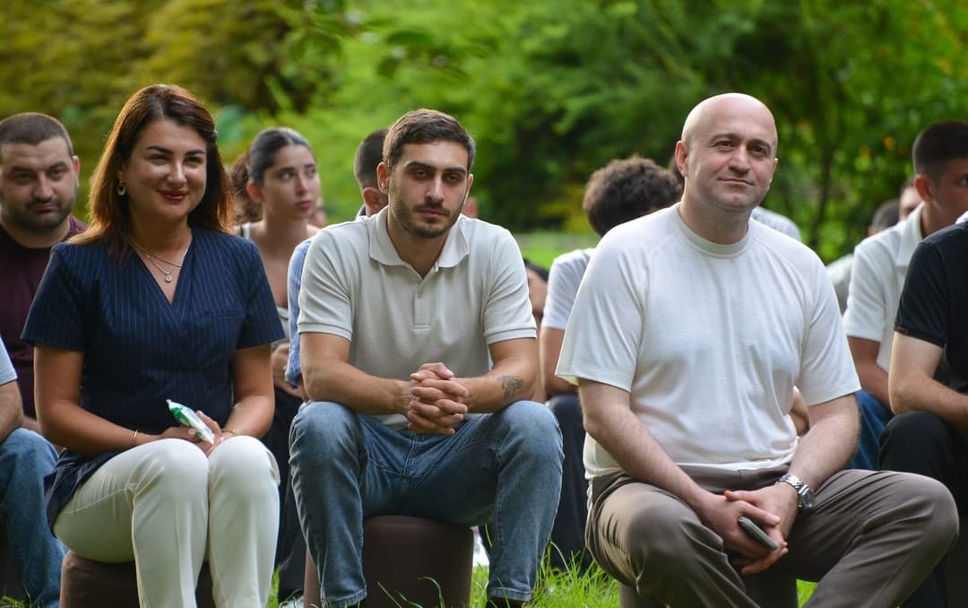 სულხან თამაზაშვილი პარტია "ქართული ოცნების" ახალგაზრდული ორგანიზაციის თავმჯდომარესთან ერთად ახალგაზრდებს შეხვდა