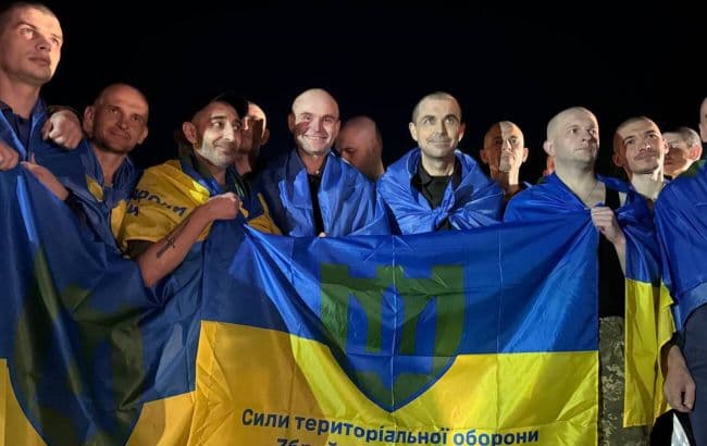 <p style="text-align: justify">უკრაინას და რუსეთს შორის ტყვეების გაცვლის მორიგი ეტაპი შედგა.</p><p style="text-align: justify">ეს უკვე სტამბოლის წინა შეთანხმებების ფარგლებში მეცხრე გაცვლაა.&nbsp;</p><p style="text-align: justify">უკრაინის პრეზიდენტის ვოლოდიმირ ზელენსკის თქმით, სახლებში მძიმედ დაავადებული და მძიმედ დაჭრილი დამცველები დაბრუნდნენ.&nbsp;</p><p style="text-align: justify">"დღეს დაბრუნებული ჯარისკაცები ფრონტის სხვადასხვა მიმართულებით იცავდნენ უკრაინას. მათი მნიშვნელოვანი რაოდენობა სამ წელზე მეტი ხნის განმავლობაში ტყვეობაში იმყოფებოდა. ყველა მიიღებს საჭირო მხარდაჭერას და სამედიცინო მომსახურებას“, - განაცხადა პრეზიდენტმა.</p><p style="text-align: justify">სტამბოლში მიმდინარე წლის მაისში გამართული მოლაპარაკებების პირველი რაუნდის დროს უკრაინა და რუსეთი შეთანხმდნენ ტყვეების მასშტაბურ გაცვლაზე 1000/1000-ზე. ეს შეთანხმება სამ ეტაპად - 23-დან 25 მაისამდე განხორციელდა. ეს გახდა ერთ-ერთი ყველაზე მასშტაბური გაცვლა სრულმასშტაბიანი ომის დაწყების შემდეგ. უკვე 2 ივნისს, თურქეთში გამართული მოლაპარაკებების მეორე რაუნდის დროს, მხარეებმა მიაღწიეს ახალ შეთანხმებას - ყველა მძიმედ დაჭრილის, მძიმედ დაავადებულის, ასევე 18-დან 25 წლამდე ასაკის სამხედრო ტყვეების გაცვლის შესახებ. ამ შეთანხმებების ფარგლებში, ივნისის დასაწყისიდან რვა გაცვლა უკვე განხორციელდა - 9, 10, 12, 14, 19, 20 და 26 რიცხვებში, ასევე 4 ივლისს.</p>