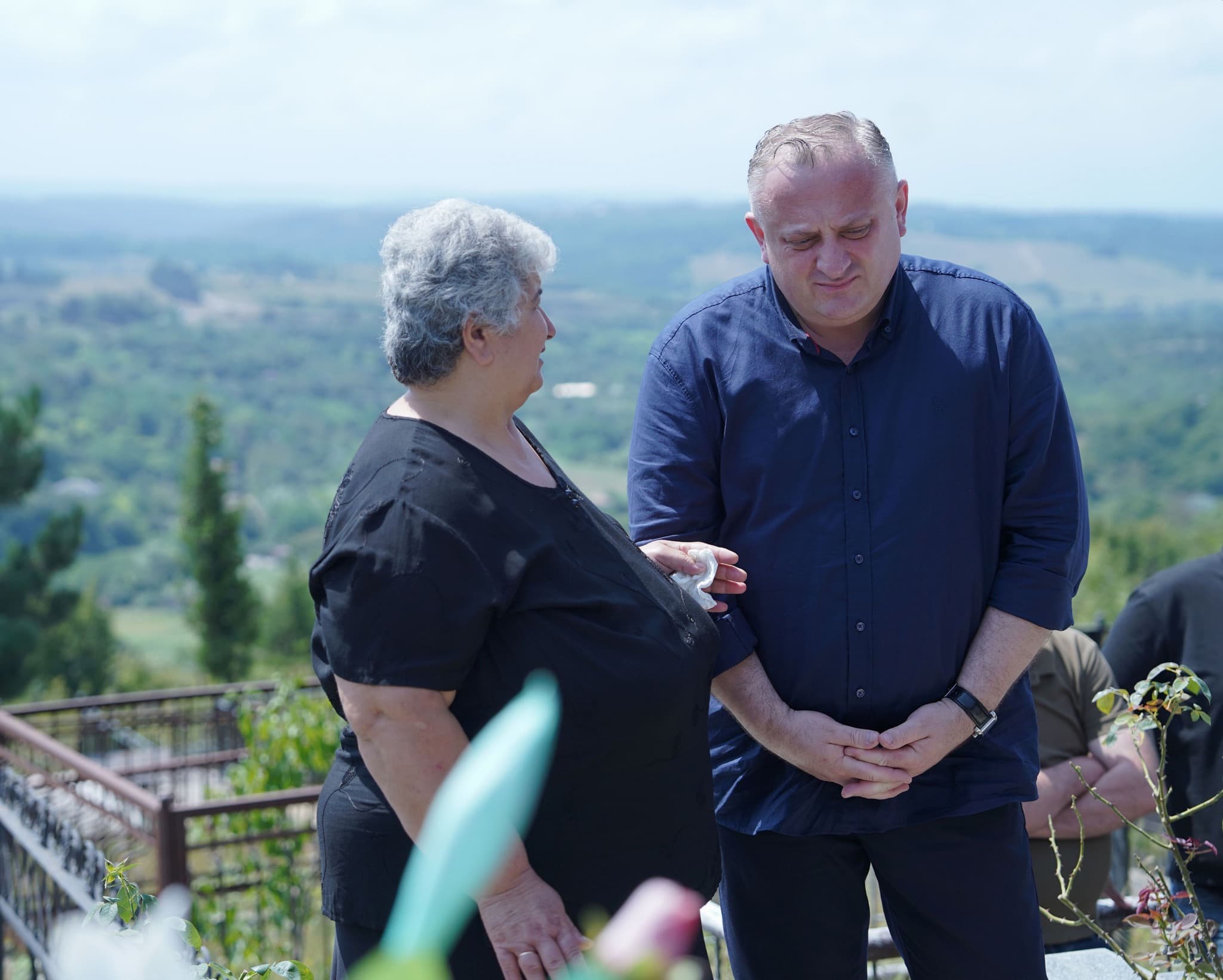 <p style="text-align: justify">2008 წლის აგვისტოს ომიდან 17 წელი გავიდა.</p><p style="text-align: justify">ჭიათურის მუნიციპალიტეტის მერმა გივი მოდებაძემ, საკრებულოს თავმჯდომარის პირველმა მოადგილემ დავით ლაბაძემ, მერის პირველმა მოადგილემ დავით წერეთელმა, მერის მოადგილემ დავით ბიწაძემ, საქართველოს თავდაცვის სამინისტროს ეროვნული სააგენტოს სამხედრო აღრიცხვის, გაწვევისა და რეკრუტირების იმერეთის, ჭიათურის მუნიციპალური განყოფილების უფროსის მოადგილემ ბათუ ღვალაძემ და ადგილობრივი ხელისუფლების წარმომადგენლებმა შინდისის ბრძოლაში დაღუპული გმირის შმაგი კუპატაძის საფლავი გვირგვინით შეამკეს და მის ხსოვნას პატივი მიაგეს.</p><p style="text-align: justify">შმაგი კუპატაძე ჭიათურის მუნიციპალიტეტის სოფელ ღვითორში 1986 წლის 11 სექტემბერს დაიბადა.</p><p style="text-align: justify">სავალდებულო სამხედრო სამსახურის გავლის შემდეგ, 2007 წელს საკონტრაქტო სამსახურს მოაწერა ხელი და სენაკის სამხედრო ბაზის მეორე ბრიგადის საარტილერიო ასეულში კაპრალად მსახურობდა.</p><p style="text-align: justify">შმაგი კუპატაძემ 2008 წლის 11 აგვისტოს რუსეთის არმიის წინააღმდეგ უთანასწორო ბრძოლას საკუთარი სიცოცხლე გმირულად შესწირა.</p><p style="text-align: justify">"2008 წლის აგვისტოს ომი ჩვენი ქვეყნის უახლესი ისტორიის ერთ-ერთი მძიმე და ტრაგიკული თარიღია. დღეს, გავიხსენეთ და პატივი მივაგეთ შინდისის გმირს შმაგი კუპატაძეს. მისი და იმ სხვა ქართველი ჯარისკაცების თავდადება, რომლებმაც რუსეთ-საქართველოს ომს სიცოცხლე შესწირეს, სამაგალითოა მომავალი თაობებისთვის. ჩვენს ქვეყანას, მათ ოჯახებსა და ახლობლებს თანაგრძნობას და სოლიდარობას ვუცხადებ. ჩვენი ქვეყნის ტერიტორიული მთლიანობა აუცილებლად აღდგება მშვიდობიანი გზით“, – განაცხადა ჭიათურის მერმა გივი მოდებაძემ.</p><p style="text-align: justify">საქართველოს მთავრობის განკარგულებით, აფხაზეთისა და ცხინვალის რეგიონების უკანონო ოკუპაციის მიზნით, რუსეთის მიერ საქართველოში განხორციელებული ფართომასშტაბიანი სამხედრო ინტერვენციის შედეგად დაღუპულთა ხსოვნის პატივსაცემად, 8 აგვისტოს საქართველოს მთელს ტერიტორიაზე არსებულ ადმინისტრაციული ორგანოების შენობებზე სახელმწიფო დროშები დაშვებულია.</p>