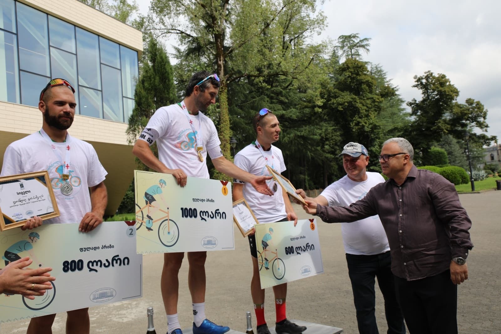 <p style="text-align: justify">ახალგაზრდობის საერთაშორისო დღესთან დაკავშირებით, ზუგდიდის მუნიციპალიტეტის მერიის ორგანიზებით, ველომარათონი გაიმართა.</p><p style="text-align: justify">ველომარათონმა სტარტი ჭითაწყარის ადმინისტრაციულ ერთეულში აიღო და მერაბ კოსტავას სახელობის ზუგდიდის N2 საჯარო სკოლის მიმდებარედ დასრულდა.</p><p style="text-align: justify">ველომარათონში 30-მდე ველომრბოლელი მონაწილეობდა, მათ შორის იყვნენ მონაწილეები სხვადასხვა მუნიციპალიტეტებიდან.</p><p style="text-align: justify">გამარჯვებულებს სპეციალური პრიზები და ფულადი ჯილდო ზუგდიდის მერმა მამუკა წოწერიამ და მერის პირველმა მოადგილემ, კონსტანტინე კაკავამ გადასცეს.</p><p style="text-align: justify">ადგილები შემდეგნაირად გადანაწილდა:</p><p style="text-align: justify">პირველი ადგილი ბათუმელმა გიორგი სუვაძოგლუმ დაიკავა, რომელსაც 1000 ლარი გადაეცა.</p><p style="text-align: justify">მეორე - მესამე ადგილები მცხეთელმა ძმებმა ნიკა და ავთანდილ ფირანიშვილებმა გადაინაწილეს (ფულადი ჯილდო 800 და 600 ლარი).</p><p style="text-align: justify">ღონისძიებას თბილისის ველოსპორტის კავშირის პრეზიდენტი დავით ასკურავა ესწრებოდა.</p><p style="text-align: justify">დღის განმავლობაში, ახალგაზრდობის საერთაშორისო დღესთან დაკავშირებით, მოსწავლე ახალგაზრდობის სასახლის ორგანიზებით, სხვადასხვა ღონისძიებები გაიმართება. მათ შორის, სპორტული აქტივობები და ფერების ფესტივალი.</p>