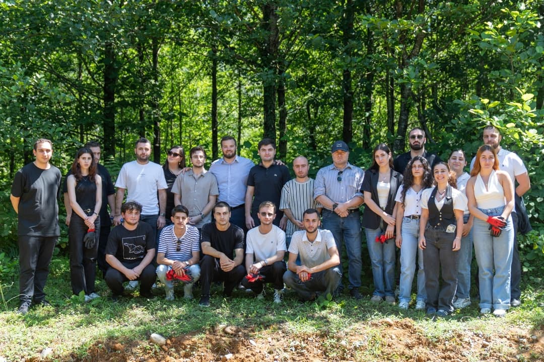 "ქართული ოცნების" ბათუმის ახალგაზრდული ორგანიზაციის წევრებისთვის ტყის ხანძრების პრევენციის შესახებ საინფორმაციო შეხვედრა გაიმართა