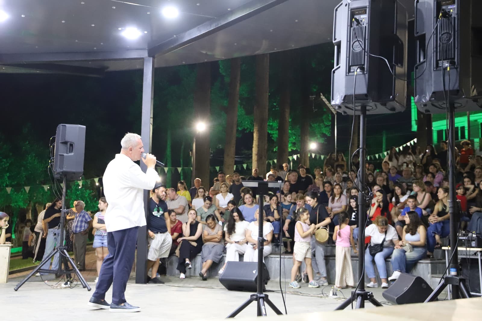 <p style="text-align: justify">ახალგაზრდობის საერთაშორისო დღესთან დაკავშირებით თერჯოლაში მუნიციპალიტეტის მერიის განათლების, კულტურის, სპორტის და ახალგაზრდულ საქმეთა სამსახურის ორგანიზებით, მრავალფეროვანი ღონისძიებები ჩატარდა.&nbsp;</p><p style="text-align: justify">მუნიციპალიტეტის მერიის ინფორმაციით, ღონისძიებების ფარგლებში გაიმართა პრეზენტაცია "ხელოვნური ინტელექტისა“ და "მომავლის ტექნოლოგიების“ შესახებ, ასევე მოეწყო "დრონების შოუ“ და მომავლის ტექნოლოგიების გამოფენა/ჩვენება, რომელიც დაინტერესებულ ახალგაზრდებს, მოსწავლე - ახალგაზრდობის მუნიციპალური ცენტრის რობოტექნიკის &nbsp;კლუბის კოორდინატორმა - &nbsp;ერეკლე კირკიტაძემ წარუდგინა.</p><p style="text-align: justify">"სკოლის მოსწავლეთა ჩართულობით გაიმართა საინტერესო ინტელექტუალური თამაში "გაიცანი შენი ქალაქი“, რომელშიც 20-ზე მეტი მონაწილე შეეჯიბრა ერთმანეთს, გამოვლინდნენ &nbsp;და სიგელებით დაჯილდოვდნენ გამარჯვებულები.</p><p style="text-align: justify">თერჯოლაში, ახალგაზრდობის საერთაშორისო დღეს, მთელი დღის განმავლობაში მიმდინარეობდა &nbsp;სპორტულ - გასართობი &nbsp;და შემეცნებითი აქტივობები: შაშში, ჭადრაკში, მაგიდის ჩოგბურთში, ასფალტზე ხატვაში, სახის მოხატვას და ბუშტების შოუზე.</p><p style="text-align: justify">ღონისძიებების კულმინაცია იყო „ფერების ფესტივალი“, აღსანიშნავია რომ ფესტივალი თერჯოლაში, პირველად ჩატარდა და ბავშვების დიდი მოწონება დაიმსახურა, ახალგაზრდების &nbsp;მხიარულ განწყობაზე &nbsp;ფესტივალის წამყვანმა და დიჯეიმ იზრუნეს.</p><p style="text-align: justify">ღონისძიებების დასასრულს კი თავისი რეპერტუარით &nbsp;თერჯოლელი მსმენელის წინაშე, ქართული ესტრადის ვარსკვლავი თემურ თათარაშვილი წარდგა. საქართველოს კულტურის სამინისტროს ეგიდით გამართულ&nbsp;სოლო კონცერტზე, მომღერლის შესრულებულმა კარგად ნაცნობი ჰიტებმა, ყველა თაობის &nbsp;მაყურებლის განსაკუთრებული ოვაციები დაიმსახურა", - აღნიშნულია ინფორმაციაში.</p>