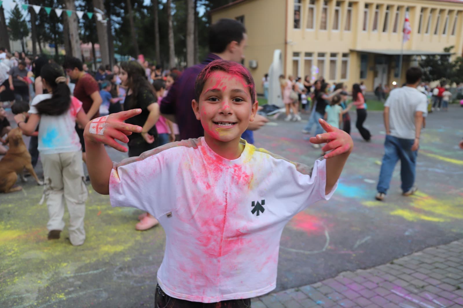 <p style="text-align: justify">ახალგაზრდობის საერთაშორისო დღესთან დაკავშირებით თერჯოლაში მუნიციპალიტეტის მერიის განათლების, კულტურის, სპორტის და ახალგაზრდულ საქმეთა სამსახურის ორგანიზებით, მრავალფეროვანი ღონისძიებები ჩატარდა.&nbsp;</p><p style="text-align: justify">მუნიციპალიტეტის მერიის ინფორმაციით, ღონისძიებების ფარგლებში გაიმართა პრეზენტაცია "ხელოვნური ინტელექტისა“ და "მომავლის ტექნოლოგიების“ შესახებ, ასევე მოეწყო "დრონების შოუ“ და მომავლის ტექნოლოგიების გამოფენა/ჩვენება, რომელიც დაინტერესებულ ახალგაზრდებს, მოსწავლე - ახალგაზრდობის მუნიციპალური ცენტრის რობოტექნიკის &nbsp;კლუბის კოორდინატორმა - &nbsp;ერეკლე კირკიტაძემ წარუდგინა.</p><p style="text-align: justify">"სკოლის მოსწავლეთა ჩართულობით გაიმართა საინტერესო ინტელექტუალური თამაში "გაიცანი შენი ქალაქი“, რომელშიც 20-ზე მეტი მონაწილე შეეჯიბრა ერთმანეთს, გამოვლინდნენ &nbsp;და სიგელებით დაჯილდოვდნენ გამარჯვებულები.</p><p style="text-align: justify">თერჯოლაში, ახალგაზრდობის საერთაშორისო დღეს, მთელი დღის განმავლობაში მიმდინარეობდა &nbsp;სპორტულ - გასართობი &nbsp;და შემეცნებითი აქტივობები: შაშში, ჭადრაკში, მაგიდის ჩოგბურთში, ასფალტზე ხატვაში, სახის მოხატვას და ბუშტების შოუზე.</p><p style="text-align: justify">ღონისძიებების კულმინაცია იყო „ფერების ფესტივალი“, აღსანიშნავია რომ ფესტივალი თერჯოლაში, პირველად ჩატარდა და ბავშვების დიდი მოწონება დაიმსახურა, ახალგაზრდების &nbsp;მხიარულ განწყობაზე &nbsp;ფესტივალის წამყვანმა და დიჯეიმ იზრუნეს.</p><p style="text-align: justify">ღონისძიებების დასასრულს კი თავისი რეპერტუარით &nbsp;თერჯოლელი მსმენელის წინაშე, ქართული ესტრადის ვარსკვლავი თემურ თათარაშვილი წარდგა. საქართველოს კულტურის სამინისტროს ეგიდით გამართულ&nbsp;სოლო კონცერტზე, მომღერლის შესრულებულმა კარგად ნაცნობი ჰიტებმა, ყველა თაობის &nbsp;მაყურებლის განსაკუთრებული ოვაციები დაიმსახურა", - აღნიშნულია ინფორმაციაში.</p>