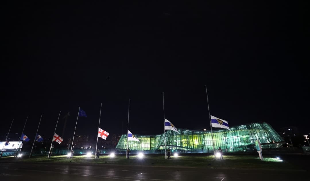 შინაგან საქმეთა სამინისტროს ადმინისტრაციულ შენობებზე სახელმწიფო დროშები დაშვებულია