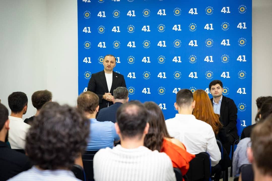 აჭარის უმაღლესი საბჭოს თავმჯდომარე პარტია "ქართული ოცნების“ ბათუმის ახალგაზრდული ორგანიზაციის წევრებს შეხვდა