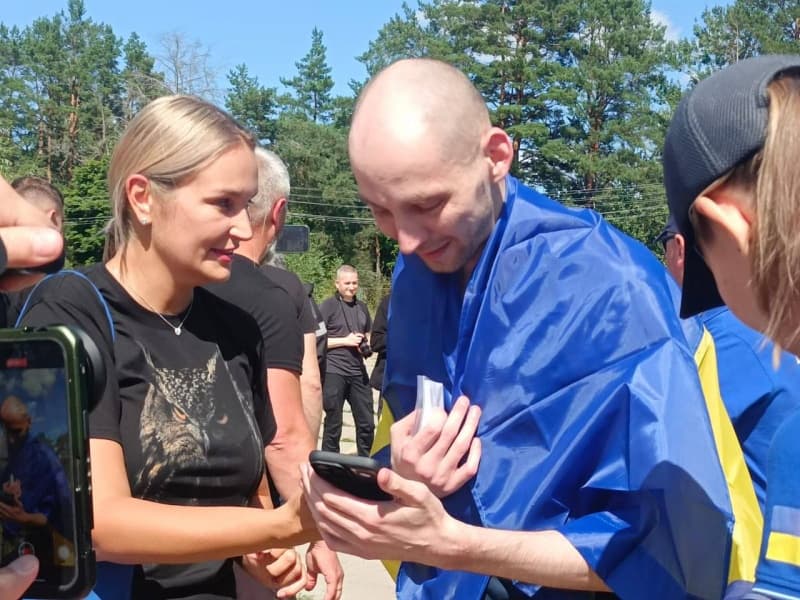 <p style="text-align: justify">უკრაინასა და რუსეთის ფედერაციას შორის ტყვეთა მორიგი გაცვლა მოხდა. ეს ალასკაში დონალდ ტრამპისა და ვლადიმერ პუტინის მოახლოებული შეხვედრის ფონზე გაიმართა.</p><p style="text-align: justify">როგორც პრეზიდენტმა ვოლოდიმირ ზელენსკიმ განაცხადა, დღეს 84 ადამიანი დააბრუნეს სახლში.</p><p style="text-align: justify">"ესენი არიან როგორც სამხედროები, ასევე მშვიდობიანი მოქალაქეები. თითქმის ყველას სჭირდება სამედიცინო დახმარება და მნიშვნელოვანი რეაბილიტაცია“, - აღნიშნა ზელენსკიმ.</p><p style="text-align: justify">მისი თქმით, დღეს გათავისუფლებულ მშვიდობიან მოქალაქეებს შორის არიან ისინი, ვინც რუსებმა 2014, 2016 და 2017 წლებში დააკავეს.</p><p style="text-align: justify">"დღეს გათავისუფლებულ სამხედროებს შორის არიან მარიუპოლის დამცველები. მადლობელი ვარ ყველას, ვინც გვეხმარება უკრაინელი ტყვეების გათავისუფლებაში“, - განაცხადა პრეზიდენტმა.</p><div class="iframe-wrapper"><iframe src="https://www.facebook.com/plugins/video.php?height=314&amp;href=https%3A%2F%2Fwww.facebook.com%2Fzelenskyy.official%2Fvideos%2F1478003556696472%2F&amp;show_text=false&amp;width=560&amp;t=0" frameborder="0" allowfullscreen="true" width="560" height="314" title="Embedded content" allow="autoplay; clipboard-write; encrypted-media; picture-in-picture; web-share" scrolling="no" style="border:none;overflow:hidden"></iframe></div>