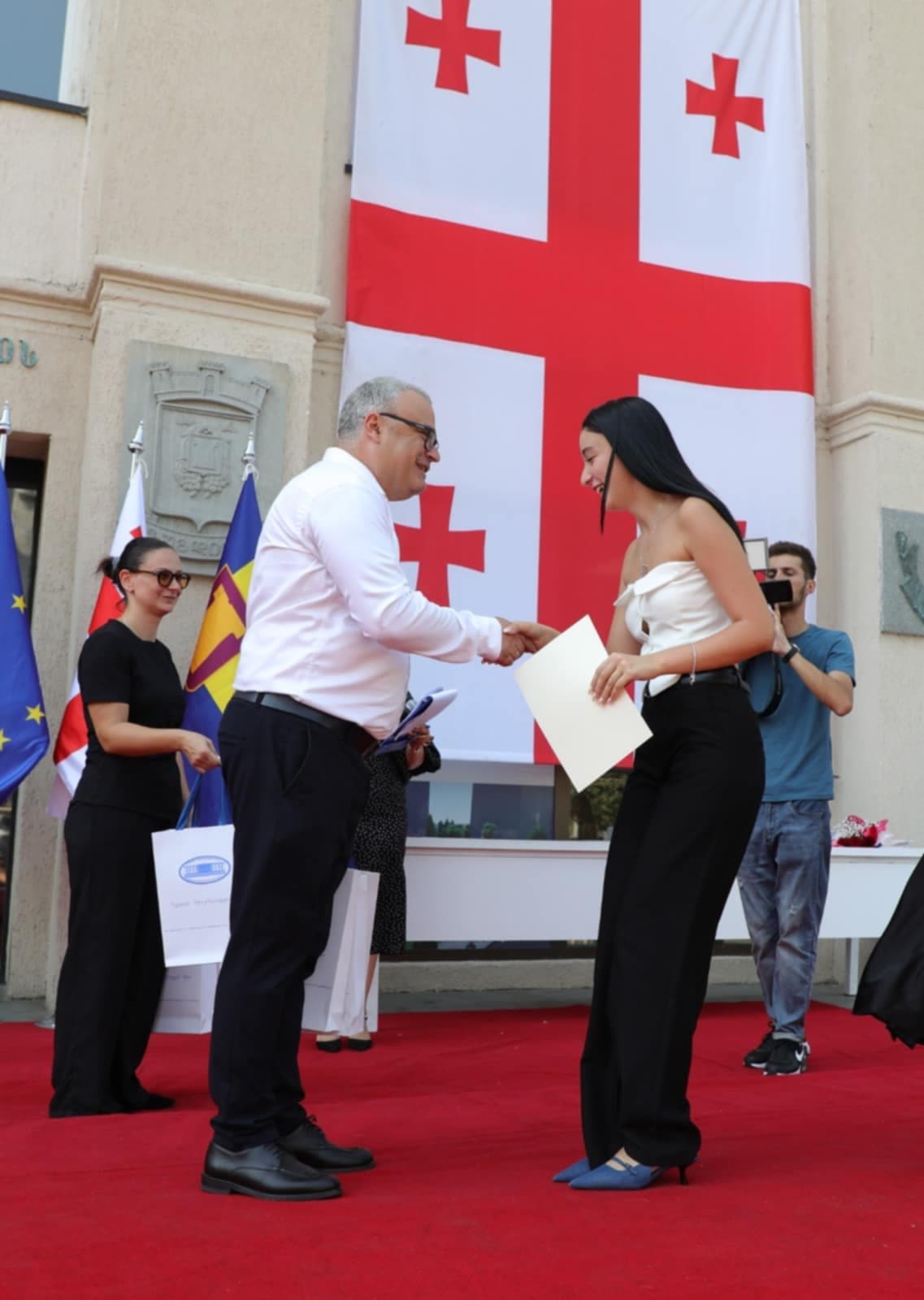 <p style="text-align: justify">ზუგდიდის მერიაში, 2024-2025 სასწავლო წლის წარჩინებული მოსწავლეების, ოქროსა და ვერცხლის მედალოსნების დაჯილდოება გაიმართა.</p><p style="text-align: justify">მედალოსნებს სიგელები და საჩუქრები სამეგრელო-ზემო სვანეთის სახელმწიფო რწმუნებულმა დავით ვერავამ და ზუგდიდის მერმა მამუკა წოწერიამ გადასცეს.</p><p style="text-align: justify">დაჯილდოვდა 146 ოქროსა და 14 ვერცხლის მედალოსანი წარმატებული მოსწავლე.</p><p style="text-align: justify">მედალოსნების დაჯილდოების ცერემონიალის დასრულების შემდეგ, საჯარო სკოლების 10 ღვაწლმოსილი მასწავლებლისთვის ზუგდიდის დამსახურებული მოღვაწის საპატიო წოდების გადაცემის ცერემონია გაიმართა.</p><p style="text-align: justify">ზუგდიდის დამსახურებული მოღვაწის საპატიო წოდება მიენიჭათ:</p><p style="text-align: justify">აკაკი წერეთლის სახელობის N1 საჯარო სკოლის წამყვან მასწავლებელს - ხათუნა ქვარცხავას,</p><p style="text-align: justify">მერაბ კოსტავას სახელობის N2 საჯარო სკოლის წამყვან მასწავლებელს - მედიკო ჯიქიას,</p><p style="text-align: justify">N4 საჯარო სკოლის რუსული ენის მასწავლებელს - ოლგა შესტაკოვას,</p><p style="text-align: justify">&nbsp;N5 საჯარო სკოლის წამყვან მასწავლებელს - დალი ჭკადუას,</p><p style="text-align: justify">&nbsp;N6 საჯარო სკოლის ქართული ენისა და ლიტერატურის უფროს მასწავლებელს - მადონა ქირიას,</p><p style="text-align: justify">N10 საჯარო სკოლის წამყვან მასწავლებელს - ნონა ლაგვილავას,</p><p style="text-align: justify">ახალაბასთუმნის საჯარო სკოლის წამყვან მასწავლებელს - მზია თორდიას,</p><p style="text-align: justify">დარჩელის N 1 საჯარო სკოლის უფროს მასწავლებელს - მარინე ქადარიას,</p><p style="text-align: justify">დარჩელის N 2 საჯარო სკოლის უფროს მასწავლებელს - როზეტა ზაქარაიას,</p><p style="text-align: justify">კახათის N1 საჯარო სკოლის წამყვან მასწავლებელს - ნონა დარასელიას.</p><p style="text-align: justify">სახელმწიფო რწმუნებულმა და მერმა მასწავლებლებს გაწეული ღვაწლისთვის მადლობა გადაუხადა. 10 ღვაწლმოსილი პედაგოგისთვის ზუგდიდის დამსახურებული მოღვაწის საპატიო წოდების მინიჭების გადაწყვეტილება, საპატიო წოდების მინიჭების სპეციალურმა კომისიამ მიიღო.</p>