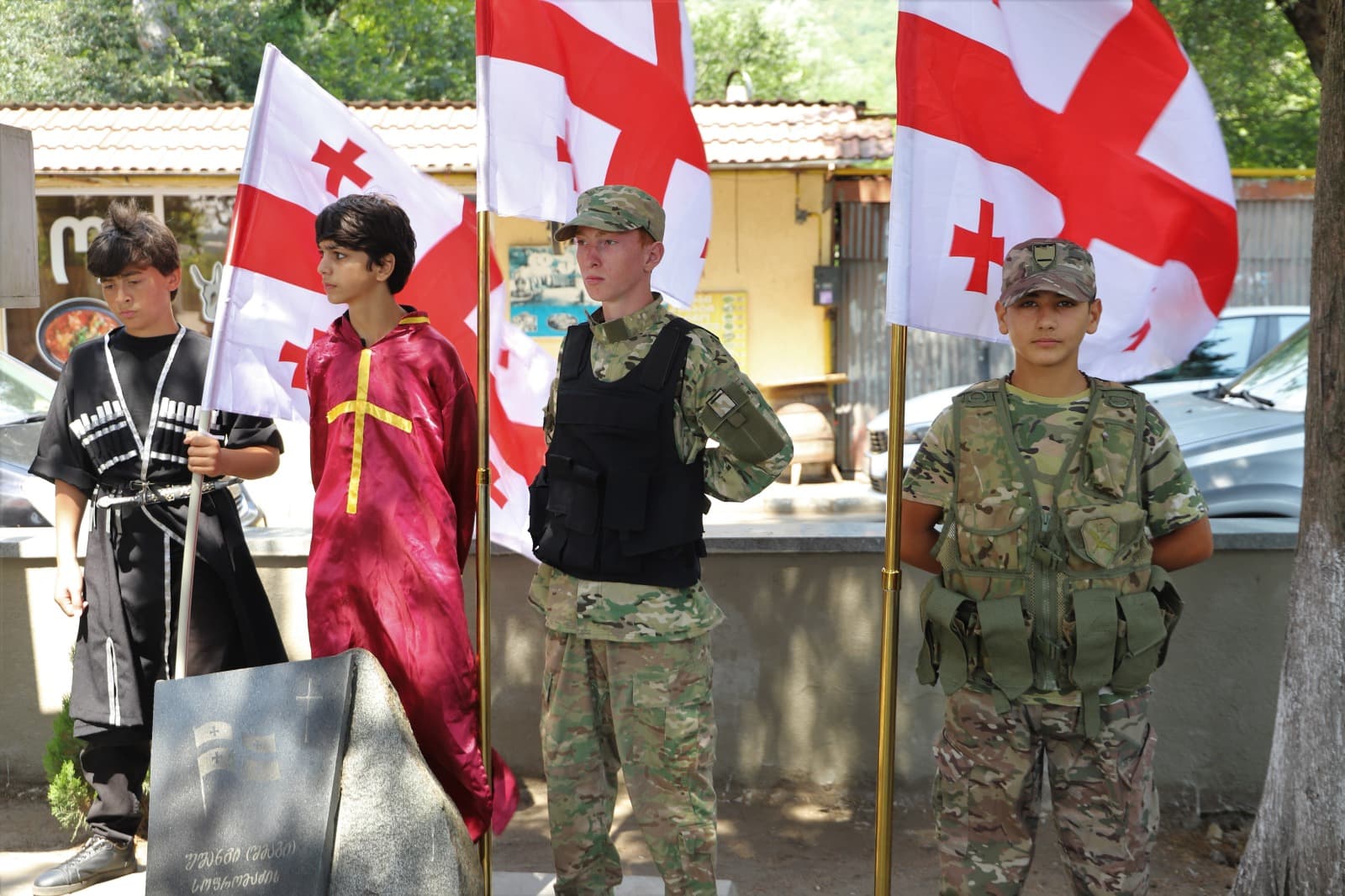 <p style="text-align: justify">თერჯოლაში აგვისტოს ომში გარდაცვლილი გმირები გაიხსენეს.</p><p style="text-align: justify">თერჯოლის მუნიციპალიტეტის მერმა მანუჩარ რობაქიძემ და საკრებულოს თავმჯდომარე გიორგი ბარათაშვილმა&nbsp; 8 აგვისტოს ომში დაღუპულ გმირებს პატივი მიაგეს.</p><p style="text-align: justify">ხელმძღვანელმა პირებმა,ადგილობრივი თვითმმართველობის წარმომადგენლებთან, სამხედრო პირებსა და ოჯახის წევრებთან &nbsp;ერთად გვირგვინებით და ყვავილებით შეამკეს სოფელ ღვანკითში ვალერი გოგნაძის მემორიალი, სოფელ ძევრში უშანგი (შმაგი) სოფრომაძის მემორიალი, სოფელ ზედა სიმონეთში ალია ბარდაველიძის მემორიალი, ხოლო სოფელ კვახჭირსა და ჭოგნარში კი გიგა სახელაშვილის და ბადრი ბასილაძის საფლავები და წუთიერი დუმილით პატივი მიაგეს გარდაცვლილი გმირების ნათელ ხსოვნას. თერჯოლისა და ტყიბულის ეპარქიის სასულიერო პირებმა კი გმირთა სულების &nbsp;მოსახსენებელი პანაშვიდი გადაიხადეს.</p><p style="text-align: justify">2008 წლის რუსეთ-საქართველოს ომში თერჯოლის მუნიციპალიტეტიდან 5 მებრძოლი დაიღუპა: ვალერი გოგნაძე, ალია ბარდაველიძე, უშანგი სოფრომაძე, გიგა სახელაშვილი და ბადრი ბასილაძე.</p><p style="text-align: justify">მუნიციპალიტეტის მერის ინიციატივით, ადგილობრივი ბიუჯეტიდან გმირების ოჯახებს ფულადი დახმარება გადაეცემათ.</p><p style="text-align: justify">ქვეყნის მთელ ტერიტორიაზე, აგვისტოს ომში &nbsp;დაღუპულთა ხსოვნის პატივსაცემად, სახელმწიფო დროშები დაშვებულია ადმინისტრაციულ შენობებზე და საზღვარგარეთ საქართველოს დიპლომატიურ წარმომადგენლობებში.</p>