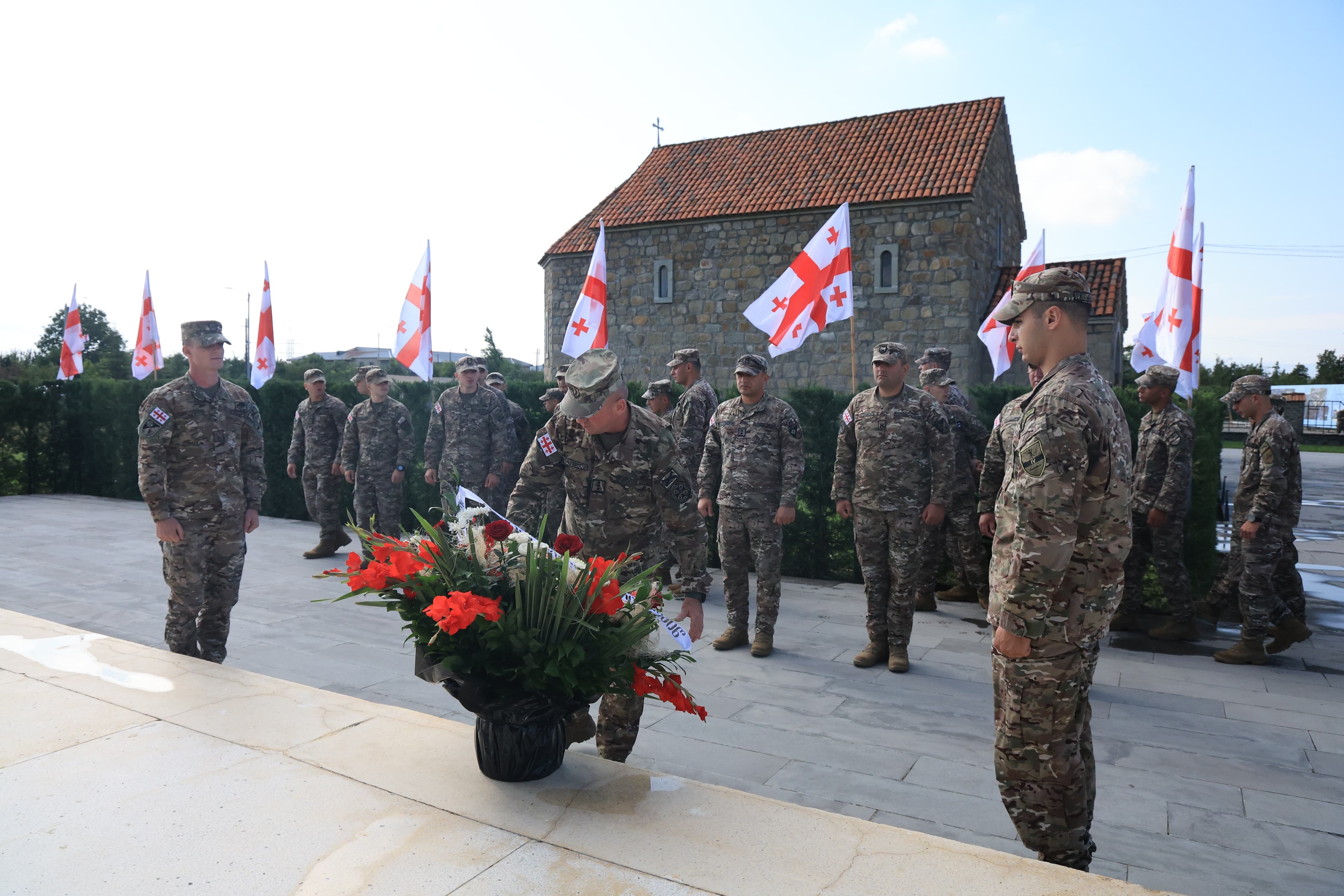 <p style="text-align: justify">დავით აღმაშენებლის სახელობის საქართველოს ეროვნული თავდაცვის აკადემიის სამეთაურო რგოლმა, პირადმა შემადგენლობამ და იუნკერებმა პატივი მიაგეს 2008 წლის 11 აგვისტოს სოფელ შინდისთან გმირულად დაღუპული ქართველი სამხედროების ხსოვნას.</p><p style="text-align: justify">აკადემიის სამეთაურო რგოლმა პირად შემადგენლობასთან და იუნკერებთან ერთად გმირთა მემორიალი გვირგვინით შეამკეს.&nbsp;</p>