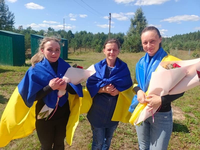 <p style="text-align: justify">უკრაინასა და რუსეთის ფედერაციას შორის ტყვეთა მორიგი გაცვლა მოხდა. ეს ალასკაში დონალდ ტრამპისა და ვლადიმერ პუტინის მოახლოებული შეხვედრის ფონზე გაიმართა.</p><p style="text-align: justify">როგორც პრეზიდენტმა ვოლოდიმირ ზელენსკიმ განაცხადა, დღეს 84 ადამიანი დააბრუნეს სახლში.</p><p style="text-align: justify">"ესენი არიან როგორც სამხედროები, ასევე მშვიდობიანი მოქალაქეები. თითქმის ყველას სჭირდება სამედიცინო დახმარება და მნიშვნელოვანი რეაბილიტაცია“, - აღნიშნა ზელენსკიმ.</p><p style="text-align: justify">მისი თქმით, დღეს გათავისუფლებულ მშვიდობიან მოქალაქეებს შორის არიან ისინი, ვინც რუსებმა 2014, 2016 და 2017 წლებში დააკავეს.</p><p style="text-align: justify">"დღეს გათავისუფლებულ სამხედროებს შორის არიან მარიუპოლის დამცველები. მადლობელი ვარ ყველას, ვინც გვეხმარება უკრაინელი ტყვეების გათავისუფლებაში“, - განაცხადა პრეზიდენტმა.</p><div class="iframe-wrapper"><iframe src="https://www.facebook.com/plugins/video.php?height=314&amp;href=https%3A%2F%2Fwww.facebook.com%2Fzelenskyy.official%2Fvideos%2F1478003556696472%2F&amp;show_text=false&amp;width=560&amp;t=0" frameborder="0" allowfullscreen="true" width="560" height="314" title="Embedded content" allow="autoplay; clipboard-write; encrypted-media; picture-in-picture; web-share" scrolling="no" style="border:none;overflow:hidden"></iframe></div>