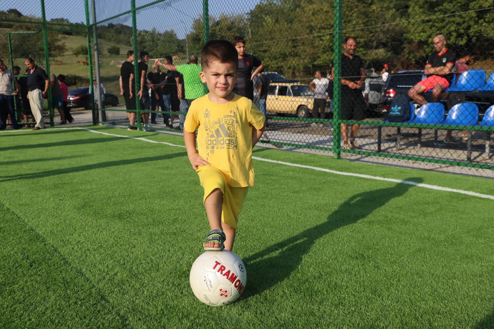 <p style="text-align: justify">თერჯოლის მუნიციპალიტეტის სოფელ სათემოში ახალი მინი მოედანი გაიხსნა, სადაც მინი ფეხბურთში ქართლოს ჭუმბურიძის სახელობის მე-11 ტურნირი დაიწყო.</p><p style="text-align: justify">ტრადიციულ ტურნირზე, ქართლოს ჭუმბურიძის თასის დასაუფლებლად წელს 10 გუნდი იბრძოლებს. ტურნირის ფინალი 9 სექტემბერს გაიმართება.&nbsp;</p><p style="text-align: justify">მუნიციპალიტეტის მერიის ინფორმაციით, ბარდუბნის ადმინისტრაციულ ერთეულში შემავალი სოფლის მოსახლეობას, ახალი მინი მოედნის დაპირება მუნიციპალიტეტის მერმა მანუჩარ რობაქიძემ გასულ წელს, ტურნირის ფინალზე მისცა. პროექტი ადგილობრივი ბიუჯეტიდან გამოყოფილი &nbsp;თანხით დაფინანსდა, მისი ღირებულება 137550 ლარია. პროექტის ფარგლებში დამონტაჟდა 100 სკამი. სარეაბილიტაციო სამუშაოები შეასრულა შპს "უნივერსალ ჯორჯიამ".</p>