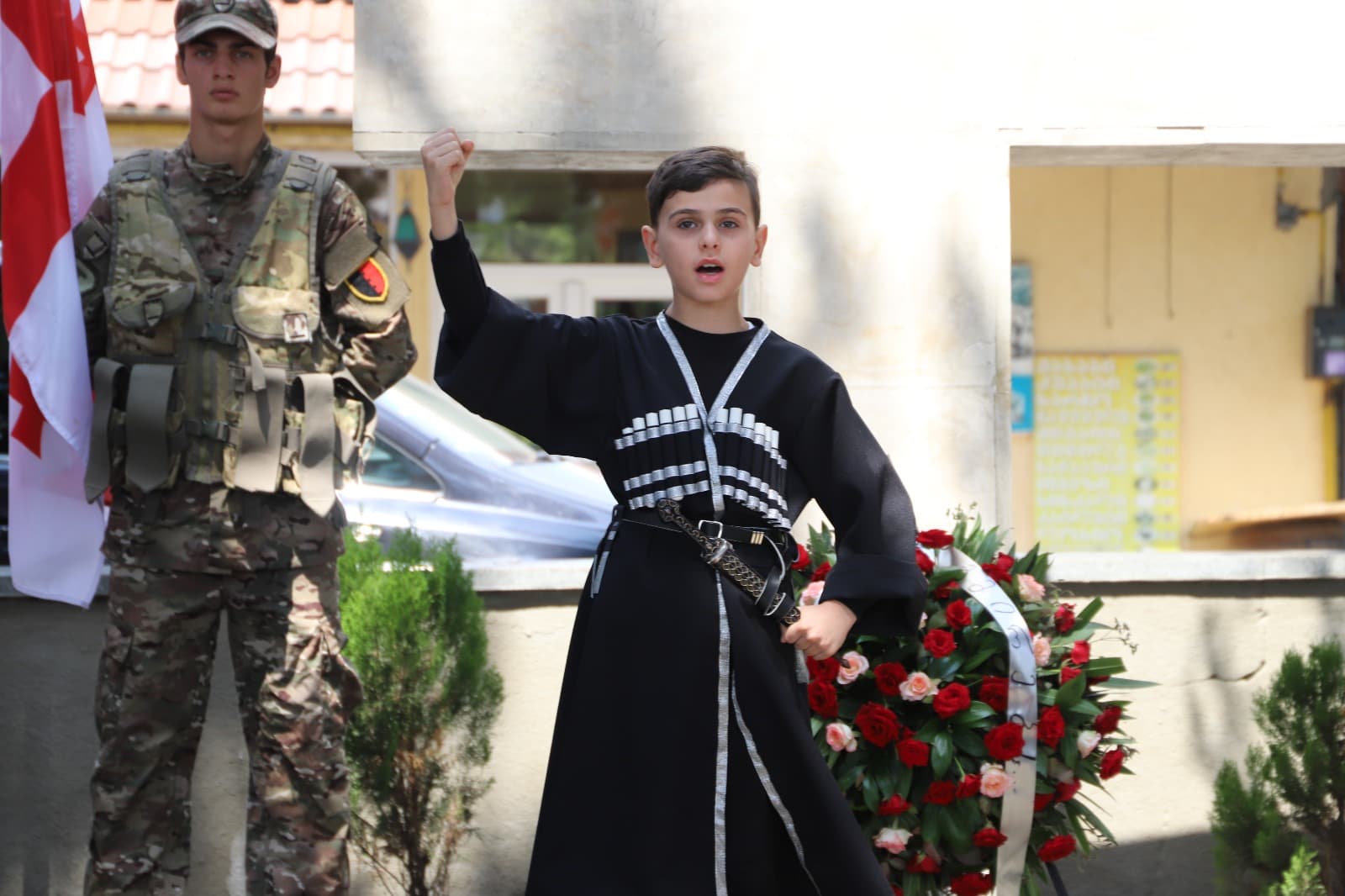 <p style="text-align: justify">თერჯოლაში აგვისტოს ომში გარდაცვლილი გმირები გაიხსენეს.</p><p style="text-align: justify">თერჯოლის მუნიციპალიტეტის მერმა მანუჩარ რობაქიძემ და საკრებულოს თავმჯდომარე გიორგი ბარათაშვილმა&nbsp; 8 აგვისტოს ომში დაღუპულ გმირებს პატივი მიაგეს.</p><p style="text-align: justify">ხელმძღვანელმა პირებმა,ადგილობრივი თვითმმართველობის წარმომადგენლებთან, სამხედრო პირებსა და ოჯახის წევრებთან &nbsp;ერთად გვირგვინებით და ყვავილებით შეამკეს სოფელ ღვანკითში ვალერი გოგნაძის მემორიალი, სოფელ ძევრში უშანგი (შმაგი) სოფრომაძის მემორიალი, სოფელ ზედა სიმონეთში ალია ბარდაველიძის მემორიალი, ხოლო სოფელ კვახჭირსა და ჭოგნარში კი გიგა სახელაშვილის და ბადრი ბასილაძის საფლავები და წუთიერი დუმილით პატივი მიაგეს გარდაცვლილი გმირების ნათელ ხსოვნას. თერჯოლისა და ტყიბულის ეპარქიის სასულიერო პირებმა კი გმირთა სულების &nbsp;მოსახსენებელი პანაშვიდი გადაიხადეს.</p><p style="text-align: justify">2008 წლის რუსეთ-საქართველოს ომში თერჯოლის მუნიციპალიტეტიდან 5 მებრძოლი დაიღუპა: ვალერი გოგნაძე, ალია ბარდაველიძე, უშანგი სოფრომაძე, გიგა სახელაშვილი და ბადრი ბასილაძე.</p><p style="text-align: justify">მუნიციპალიტეტის მერის ინიციატივით, ადგილობრივი ბიუჯეტიდან გმირების ოჯახებს ფულადი დახმარება გადაეცემათ.</p><p style="text-align: justify">ქვეყნის მთელ ტერიტორიაზე, აგვისტოს ომში &nbsp;დაღუპულთა ხსოვნის პატივსაცემად, სახელმწიფო დროშები დაშვებულია ადმინისტრაციულ შენობებზე და საზღვარგარეთ საქართველოს დიპლომატიურ წარმომადგენლობებში.</p>