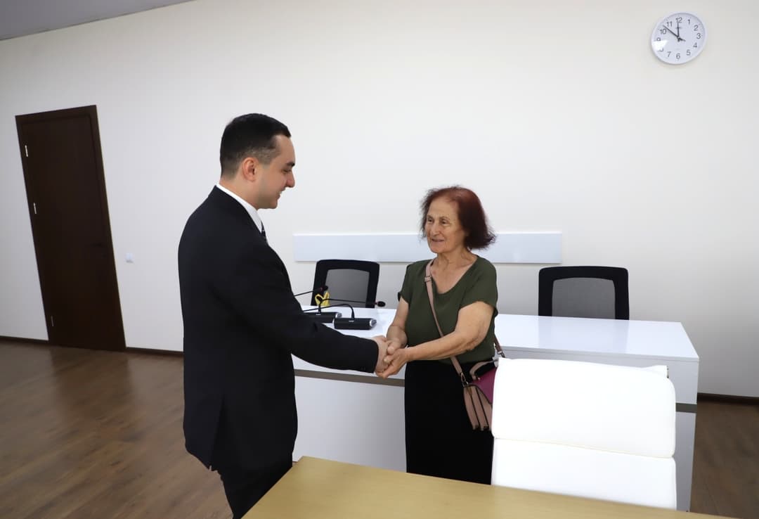 აფხაზეთის მთავრობის თავმჯდომარე დევნილ მოქალაქეებთან შეხვედრებს აგრძელებს