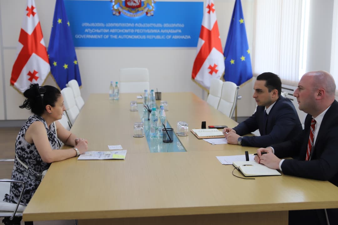 აფხაზეთის ავტონომიური რესპუბლიკის მთავრობის თავმჯდომარე აფხაზეთიდან დევნილ მოქალაქეებს შეხვდა
