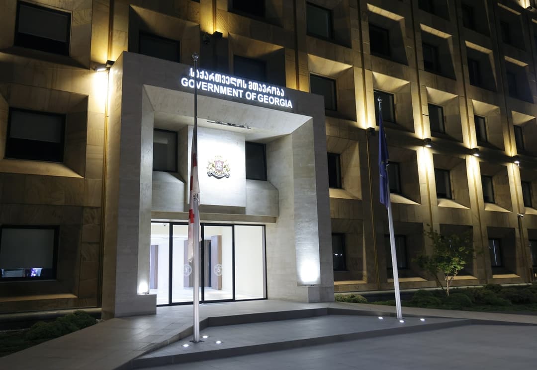 მთავრობის ადმინისტრაციის შენობაზე სახელმწიფო დროშა დაეშვა
