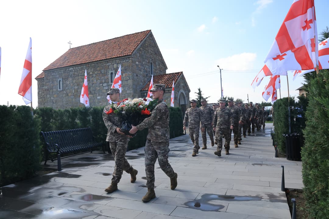 ეროვნული თავდაცვის აკადემიის სამეთაურო რგოლმა, პირადმა შემადგენლობამ და იუნკერებმა შინდისის გმირების ხსოვნას პატივი მიაგეს