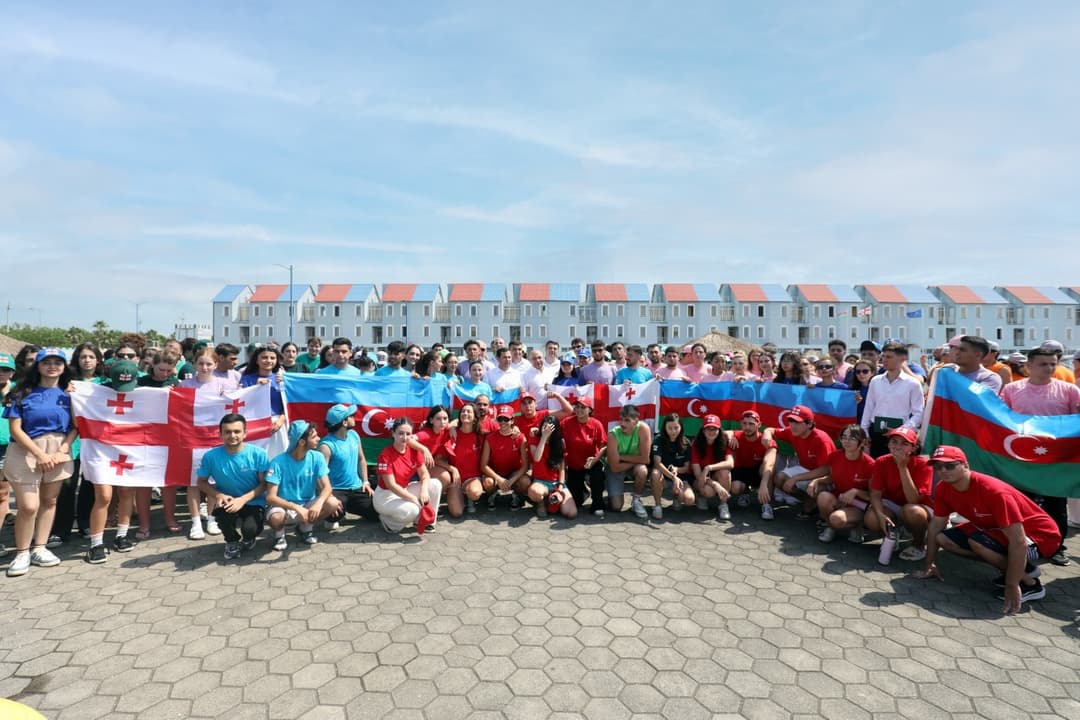 ლევან ღირსიაშვილი ანაკლიის ახალგაზრდულ ბანაკში ქართველ და აზერბაიჯანელ მონაწილეებს შეხვდა