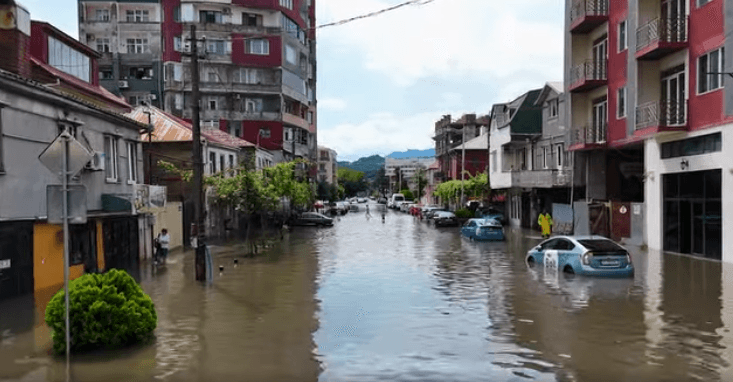 ბათუმში ძლიერმა წვიმამ პრობლემები შექმნა - დაიტბორა რამდენიმე ქუჩა, საცხოვრებელი სახლების ეზოები, სარდაფები და პირველი სართულები