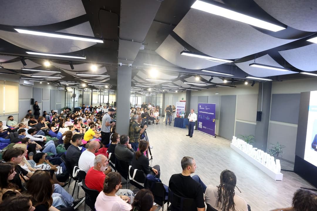 გივი მიქანაძემ სტუდენტებს ახალგაზრდობის საერთაშორისო დღე მიულოცა