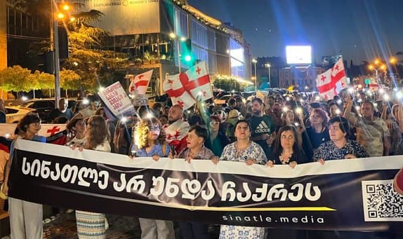 “სინათლე არ უნდა ჩაქრეს“ - ონლაინ მედიის მხარდამჭერი მარში თბილისში