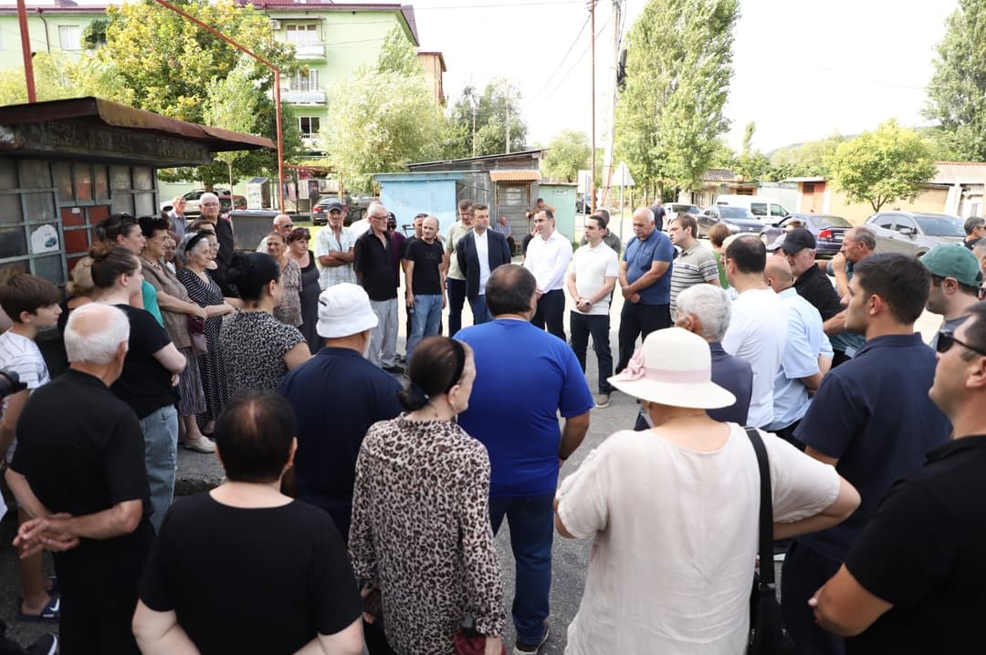 Abkhazian Government Chair meets displaced families in western Georgia 