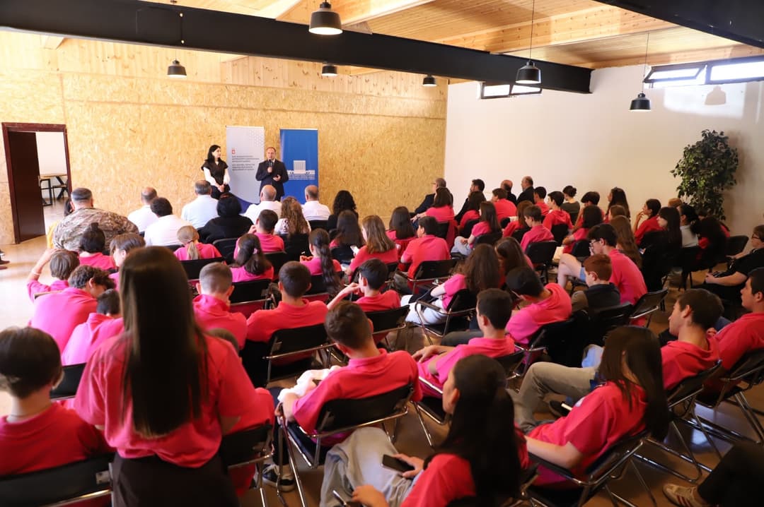 გივი მიქანაძე საზაფხულო ბანაკში აფხაზეთიდან დროებით დევნილ მოსწავლეებს შეხვდა