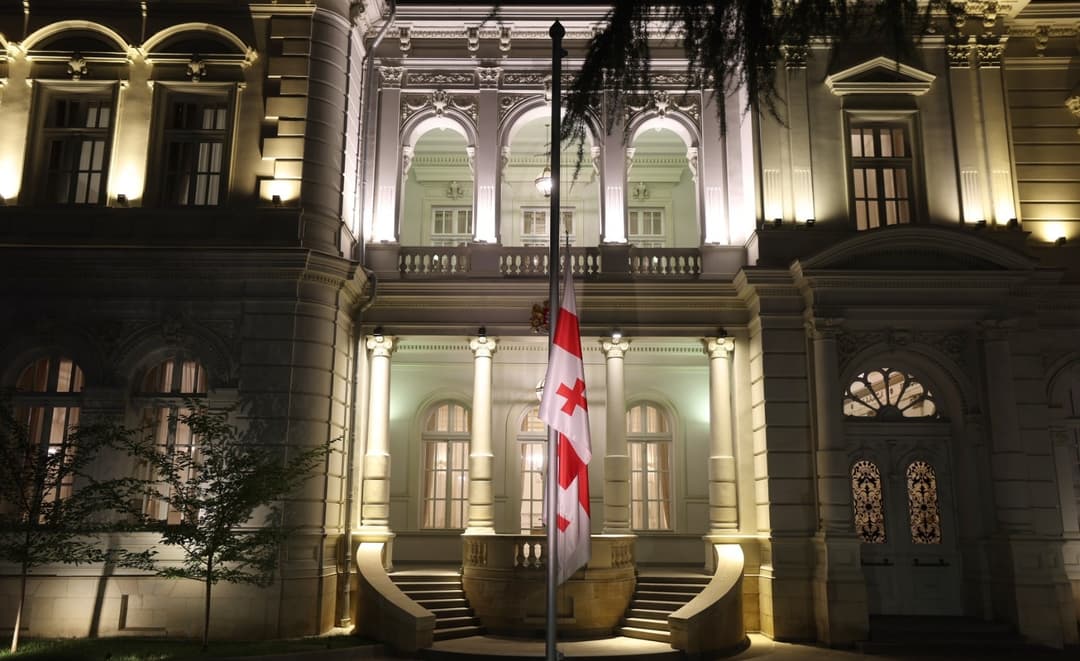 2008 წლის აგვისტოს ომში დაღუპულთა ხსოვნის პატივსაცემად, პრეზიდენტის სასახლეზე სახელმწიფო დროშა დაეშვა