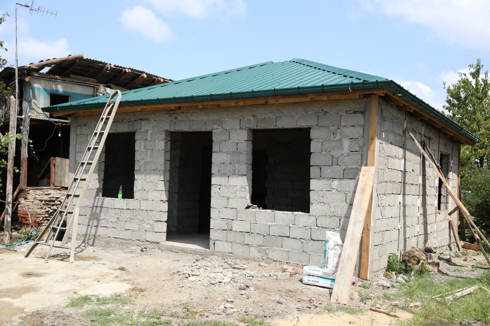 <p style="text-align: justify">წყალტუბოში სოციალურად დაუცველი ოჯახებისთვის საცხოვრებელი სახლების მშენებლობა გრძელდება.</p><p style="text-align: justify">მუნიციპალიტეტის მერიის ინფორმაციით, სულ მალე ახალი საცხოვრებელი სახლი მუნიციპალიტეტში მცხოვრებ კიდევ 7 უსახლკარო, &nbsp;სოციალურად დაუცველ, მრავალშვილიან ოჯახს გადაეცემა.</p><p style="text-align: justify">მშენებლობის პროცესს იმერეთში სახელმწიფო რწმუნებული ლევან ზალკალიანი და წყალტუბოს მუნიციპალიტეტის მერი გენადი ბალანჩივაძე ადგილზე გაეცნენ.</p><p style="text-align: justify">სოციალურად დაუცველი ოჯახების დახმარებისა და გაძლიერების პროგრამის ფარგლებში ადგილობრივი ბიუჯეტიდან ნახევარ მილიონ ლარზე მეტია გამოყოფილი. გარდა საცხოვრებელი ფართისა ოჯახებს ავეჯი და საყოფაცხოვრებო ტექნიკა გადაეცემათ.</p><p style="text-align: justify">წყალტუბოს მუნიციპალიტეტში მძიმე სოციალურ პირობებში მყოფი ოჯახების დახმარებისა და გაძლიერების მიზნით 2023- 2025 წლებში სულ 17 სახლი აშენდა.</p>