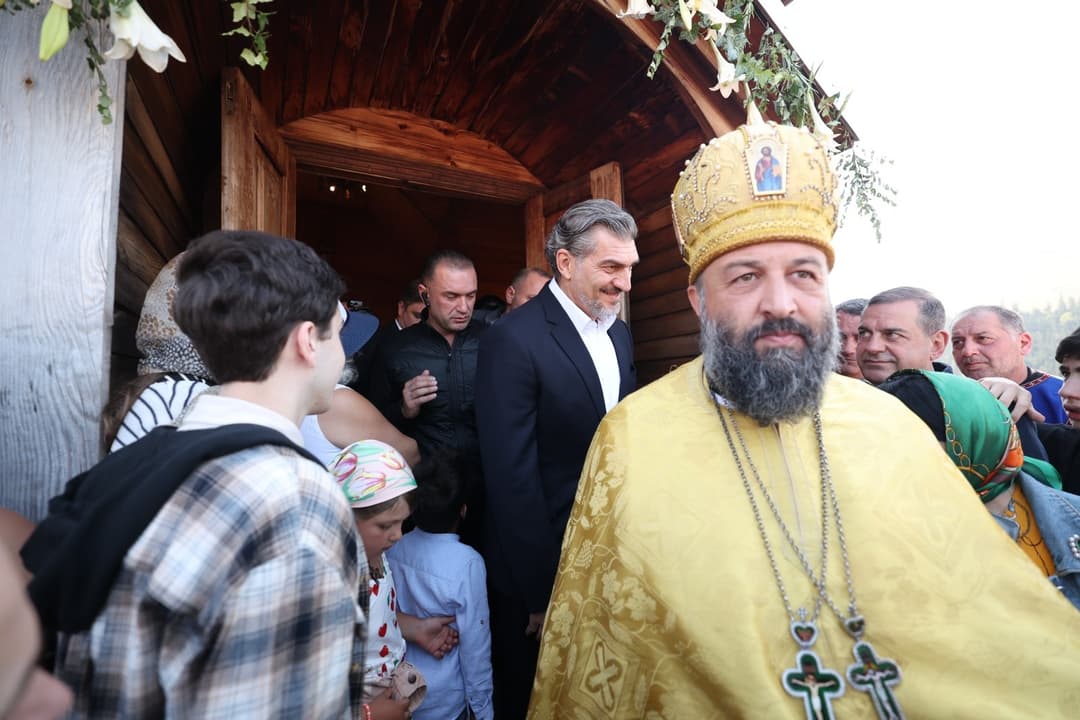 მიხეილ ყაველაშვილი ბახმაროში, ფერისცვალების სახელობის ტაძარში, საზეიმო წირვა-ლოცვას შვილებთან ერთად დაესწრო