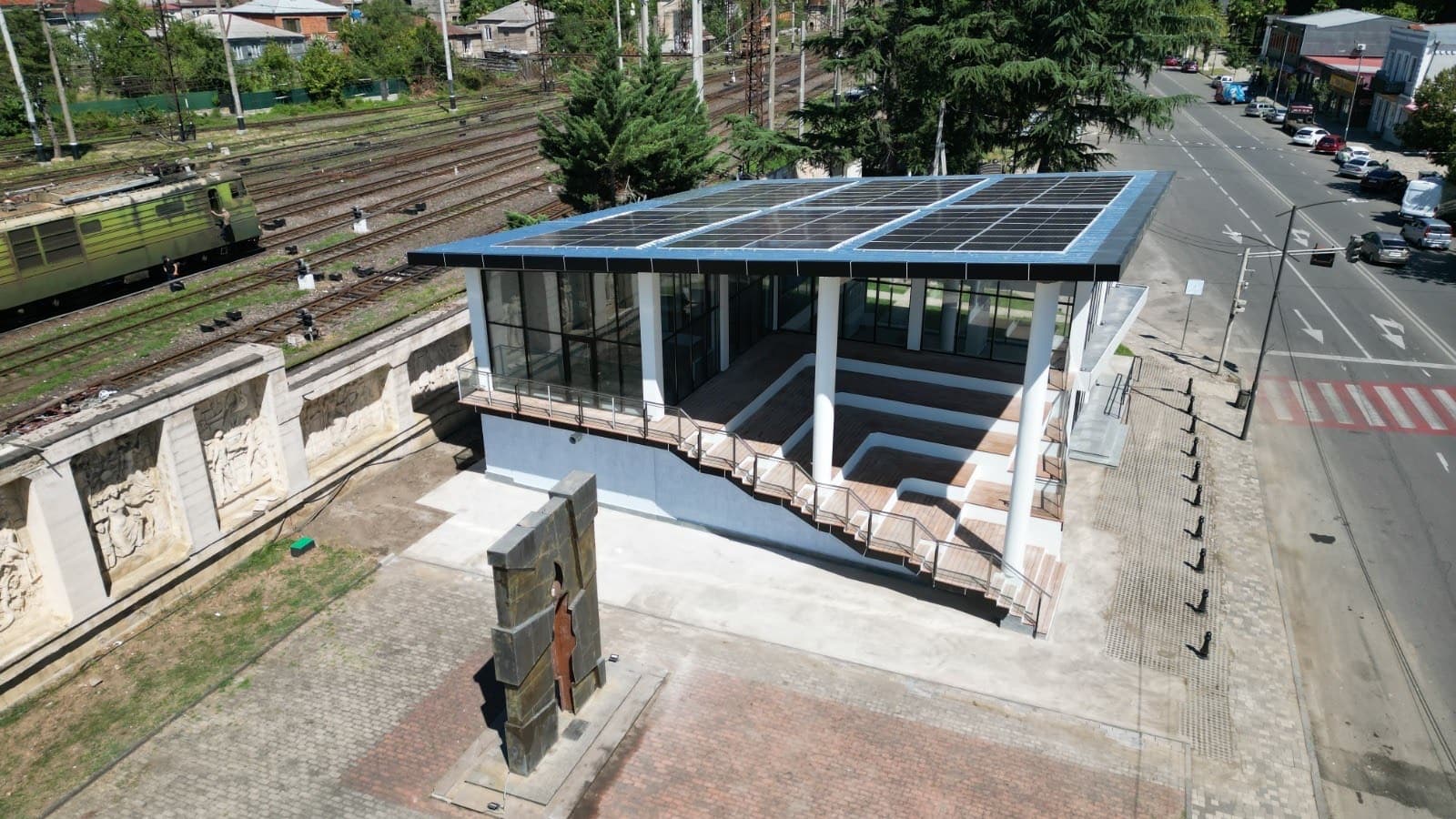 <p style="text-align: justify">ზესტაფონის მუნიციპალიტეტში ოფიციალურად გაიხსნა ინოვაციური და თანამედროვე მულტიფუნქციური ახალგაზრდული ჰაბი, რომელიც რეგიონული მნიშვნელობის სივრცეს წარმოადგენს.</p><p style="text-align: justify">მულტიფუნქციური ახალგაზრდული ჰაბი განათლების, მეცნიერებისა და ახალგაზრდობის მინისტრის მოადგილემ თამარ მახარაშვილმა ადგილობრივი ხელისუფლების წარმომადგენლებთან ერთად გახსნა.</p><p style="text-align: justify">ახალგაზრდული ჰაბი საშუალებას მისცემს ზესტაფონისა და მიმდებარე ექვსი მუნიციპალიტეტის ახალგაზრდებს, დააორგანიზონ და მონაწილეობა მიიღონ სხვადასხვა შეხვედრებში, კონფერენციებში, ფესტივალებსა და სხვა ღონისძიებებში.</p><p style="text-align: justify">ასევე, ჰაბი გააფორმებს მემორანდუმებს სხვადასხვა სასწავლებლებთან და მათთან თანამშრომლობით მოაწყობს ღია კარის დღეებს და პოპულარიზაციას გაუწევს ადგილობრივ შრომის ბაზარზე მოთხოვნად პროფესიებს.</p><p style="text-align: justify">პროექტი განხორციელდა ევროკავშირის და გერმანიის მთავრობის მხარდაჭერით, CESL-ის კონკურსის ფარგლებში, რომელშიც ახალგაზრდული მულტიფუნქციური ჰაბის მოწყობის იდეით მონაწილეობას იღებდა ზესტაფონის მუნიციპალიტეტის მერია.</p><p style="text-align: justify">აღნიშნული სამშენებლო პროექტის ღირებულებამ 1 329 217 ლარი შეადგინა, საიდანაც 800 000 ლარი საგრანტო ინვესტიციას წარმოადგენს, ხოლო მუნიციპალიტეტის მხრიდან თანადაფინანსება 529 217 ლარმა შეადგინა.</p><p style="text-align: justify">ზესტაფონის მერიის განცხადებით, ისინი აქტიურად გააგრძელებენ ახალგაზრდების ხელშესაწყობად პროექტების განხორციელებას, რადგან მათ განვითარებაზე ზრუნვა და მათი აქტიური მონაწილეობა საზოგადოებრივ ცხოვრებაში უაღრესად მნიშვნელოვანია ქალაქის წინსვლისა და განვითარებისთვის.</p>