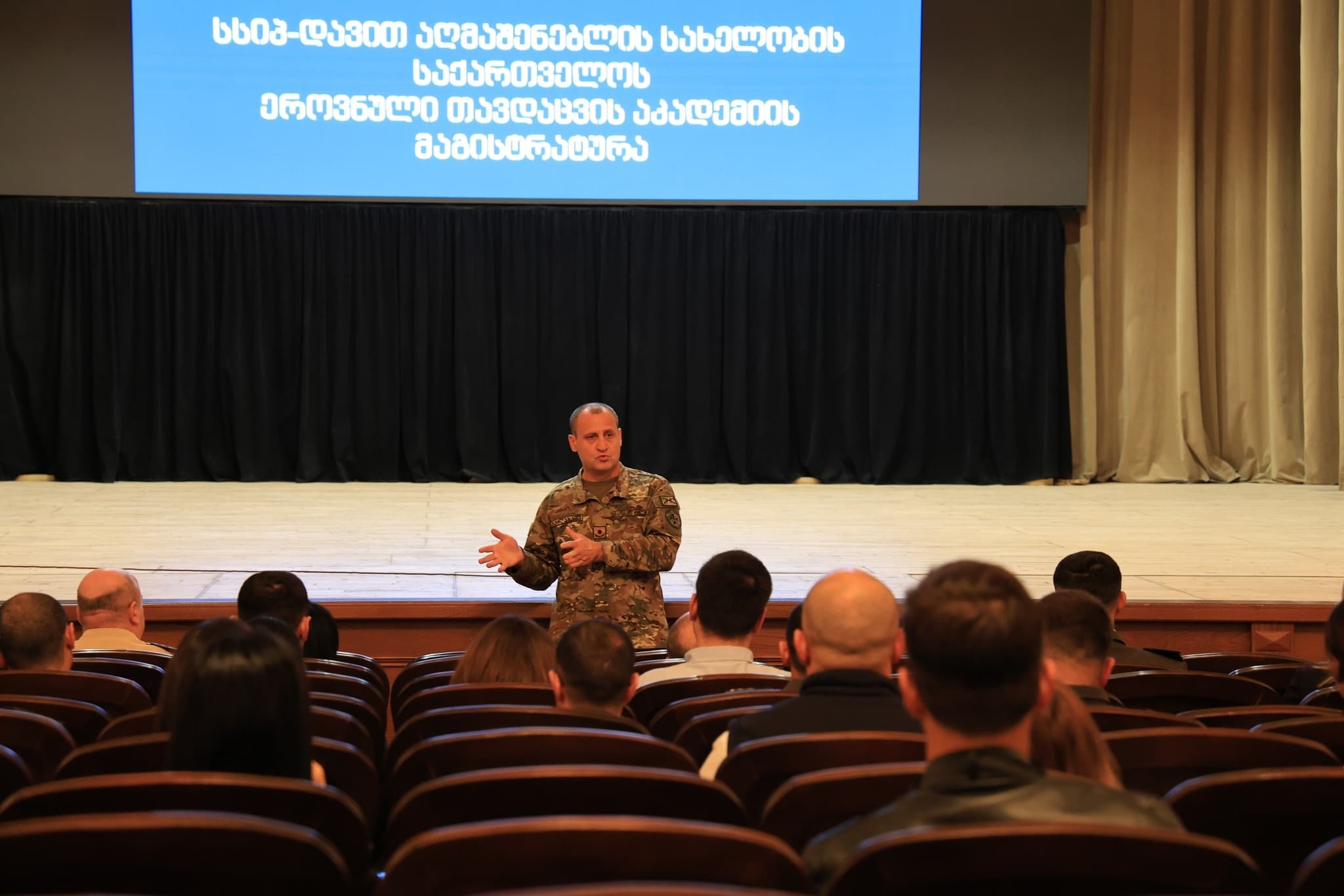 <p style="text-align: justify">ეროვნული თავდაცვის აკადემიის სამაგისტრო საგანმანათლებლო პროგრამებზე ახალი სასწავლო წელი დაიწყო.</p><p style="text-align: justify">სასწავლო წლის დაწყება ახლად ჩარიცხულ მსმენელებს და მაგისტრატურის ადმინისტრაციულ და აკადემიურ პერსონალს მიულოცა აკადემიის რექტორმა ბრიგადის გენერალმა &nbsp;მამია ბალახაძემ.</p><p style="text-align: justify">აკადემიის მაგისტრატურაზე წარმატებით მიმდინარეობს სწავლება შემდეგ &nbsp;სამაგისტრო საგანმანათლებლო პროგრამებზე:</p><p style="text-align: justify">თავდაცვის ანალიზის სამაგისტრო პროგრამა;</p><p style="text-align: justify">უსაფრთხოების კვლევების სამაგისტრო პროგრამა;</p><p style="text-align: justify">სახელმწიფო რესურსების მართვის სამაგისტრო პროგრამა და საერთაშორისო ურთიერთობების და დიპლომატიის სამაგისტრო პროგრამა.</p><p style="text-align: justify">აღსანიშნავია, რომ მიმდინარე წელს პირველად განხორციელდა მსმენელების მიღება ,,საერთაშორისო ურთიერთობების და დიპლომატიის'' &nbsp;სამაგისტრო საგანმანათლებლო პროგრამაზე.</p><p style="text-align: justify">აკადემიის რექტორმა მსმენელებს გააცნო აკადემიის მაგისტრატურაზე მიმდინარე პროცესები და არსებული შესაძლებლობები, რაც განაპირობებს მაღალი ხარისხის განათლების მიღებას.</p><p style="text-align: justify">ღონისძიების დასასრულს, აკადემიაში არსებული ტრადიციის შესაბამისად რექტორმა &nbsp;დააჯილდოვა აკადემიური პერსონალი &nbsp;და ასევე წარჩინებული მსმენელების ოჯახის წევრებს გადასცა სამადლობელი წერილები.</p><p>&nbsp;</p><p style="text-align: justify"><br></p>