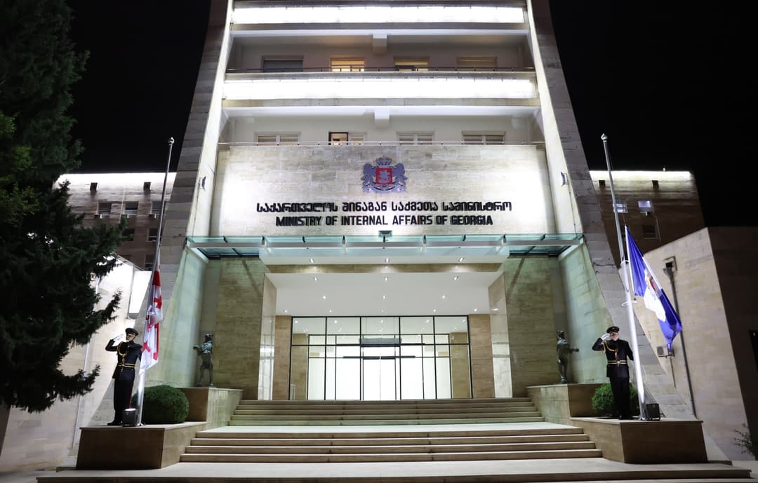 სოხუმის დაცემის დღესთან დაკავშირებით შს სამინისტროს ყველა ადმინისტრაციულ შენობაზე სახელმწიფო დროშები დაშვებულია