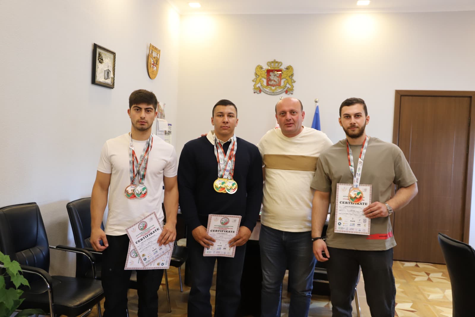 <p style="text-align: justify">თერჯოლის მუნიციპალიტეტის მერი მანუჩარ რობაქიძე ბულგარეთის ქალაქ ალბენაში  გამართულ მკლავჭიდში მსოფლიო ჩემპიონატში მონაწილე სპორტსმენებს შეხვდა და მიღწეული წარმატებები მიულოცა.</p><p style="text-align: justify">ჩემპიონატში, რომელიც 10-23 სექტემბრის პერიოდში გაიმართა, თერჯოლის მუნიციპალიტეტში მცხოვრები სპორტსმენებიც მონაწილეობდნენ.&nbsp;</p><p style="text-align: justify">როგორც მერმა აღნიშნა, პირველ ადგილზე გასულ სპორტსმენს გადაეცემა 5000 ლარი, მეორეზე გასულს 4000 ლარი, მესამეზე &nbsp;- 3000 ლარი, ფულადი პრიზით დაჯილდოვდება ასევე მწვრთნელი.</p><p style="text-align: justify">მკლავჭიდელმა ლუკა ცინაძემ 23-წლამდელთა შორის მარჯვენა და მარცხენა მკლავის გადაძალვაში დაიკავა პირველი ადგილი, ასევე &nbsp;დიდებს &nbsp;შორის, &nbsp;მარცხენა &nbsp;მკლავის &nbsp;გადაძალვაში დაიკავა პირველი ადგილი.</p><p style="text-align: justify">რევაზ &nbsp;თევდორაძემ დიდებს შორის &nbsp;მარჯვენა &nbsp;მკლავის გადაძალვაში დაიკავა მეორე ადგილი; მარცხენა მკლავში - მესამე ადგილი.</p><p style="text-align: justify">ანზორ ბროკიშვილმა 23-წლამდელთა შორის მარჯვენა მკლავის გადაძალვაში დაიკავა მესამე ადგილი.&nbsp;</p><p style="text-align: justify">მსოფლიო ჩემპიონებს ჯილდოდ ადგილობრივი ბიუჯეტიდან ჯამში 34 500 ლარი გადაეცემათ.</p>