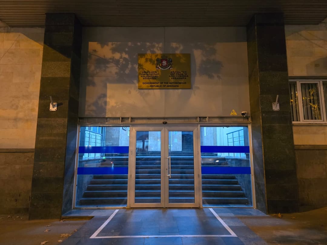 სოხუმის დაცემის დღესთან დაკავშირებით აფხაზეთის ავტონომიური რესპუბლიკის მთავრობის შენობაზე სახელმწიფო დროშები დაეშვა