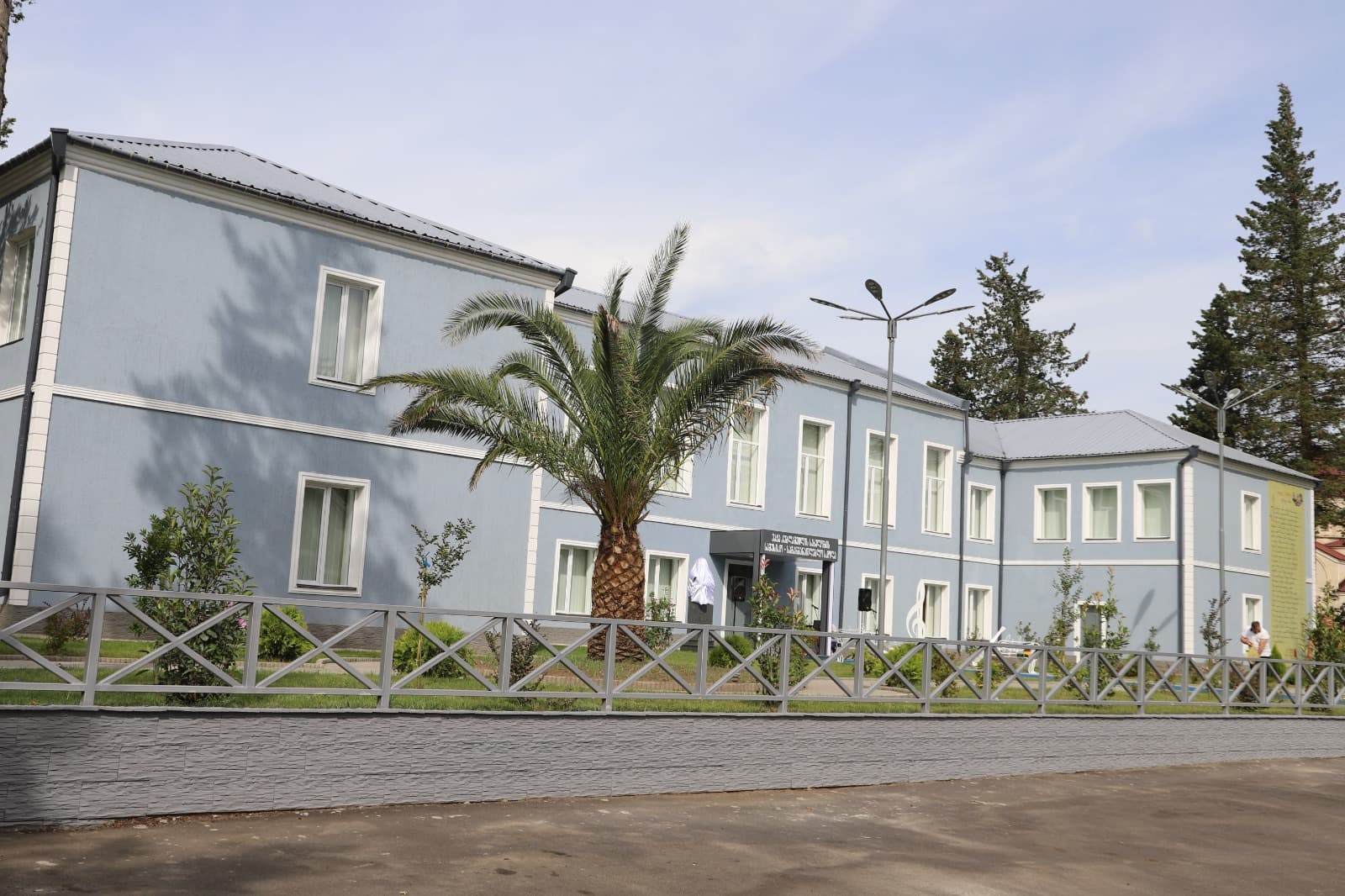 <p style="text-align: justify">თერჯოლის მუნიციპალიტეტის მერმა მანუჩარ რობაქიძემ ვაჟა კუბლაშვილის სახელობის სამუსიკო სკოლის ახლად რეაბილიტირებული შენობა გახსნა.</p><p style="text-align: justify">მუნიციპალიტეტის მერიის ინფორმაციით, სამუსიკო სკოლაში, რეგიონული განვითარების ფონდისა და ადგილობრივი ბიუჯეტის თანადაფინანსებით, სრული რეაბილიტაცია განხორციელდა - შეიცვალა სახურავი, შეკეთდა და შეიღება გარე ფასადი, შემოიღობა და გამწვანდა სკოლის ეზო, დამონტაჟდა გათბობის ახალი სისტემა და განახლდა ინვენტარი. სამუსიკო სკოლაში, ამჟამად, 4 სხვადასხვა მუსიკალური მიმართულებით 173 მოსწავლე სწავლობს.</p><p style="text-align: justify">დღესვე, ღონისძიების ფარგლებში, გაიხსნა მომღერლისა და სახალხო არტისტის ვაჟა კუბლაშვილის ბიუსტი.</p><p style="text-align: justify">მერთან ერთად, სამუსიკო სკოლის გახსნის საზეიმო ღონისძიებას პარლამენტის წევრი ზვიად შალამბერიძე, საკრებულოს თავმჯდომარის მოადგილე დავით გოგბერაშვილი და იმერეთის სახელმწიფო რწმუნებულის ადმინისტრაციის წარმომადგენლები დაესწრნენ.</p><p style="text-align: justify">თერჯოლის სამუსიკო სკოლის რეაბილიტაციისთვის ცენტრალური და ადგილობრივი ბიუჯეტიდან, ჯამში, დაახლოებით, 1 მლნ ლარი დაიხარჯა.</p>