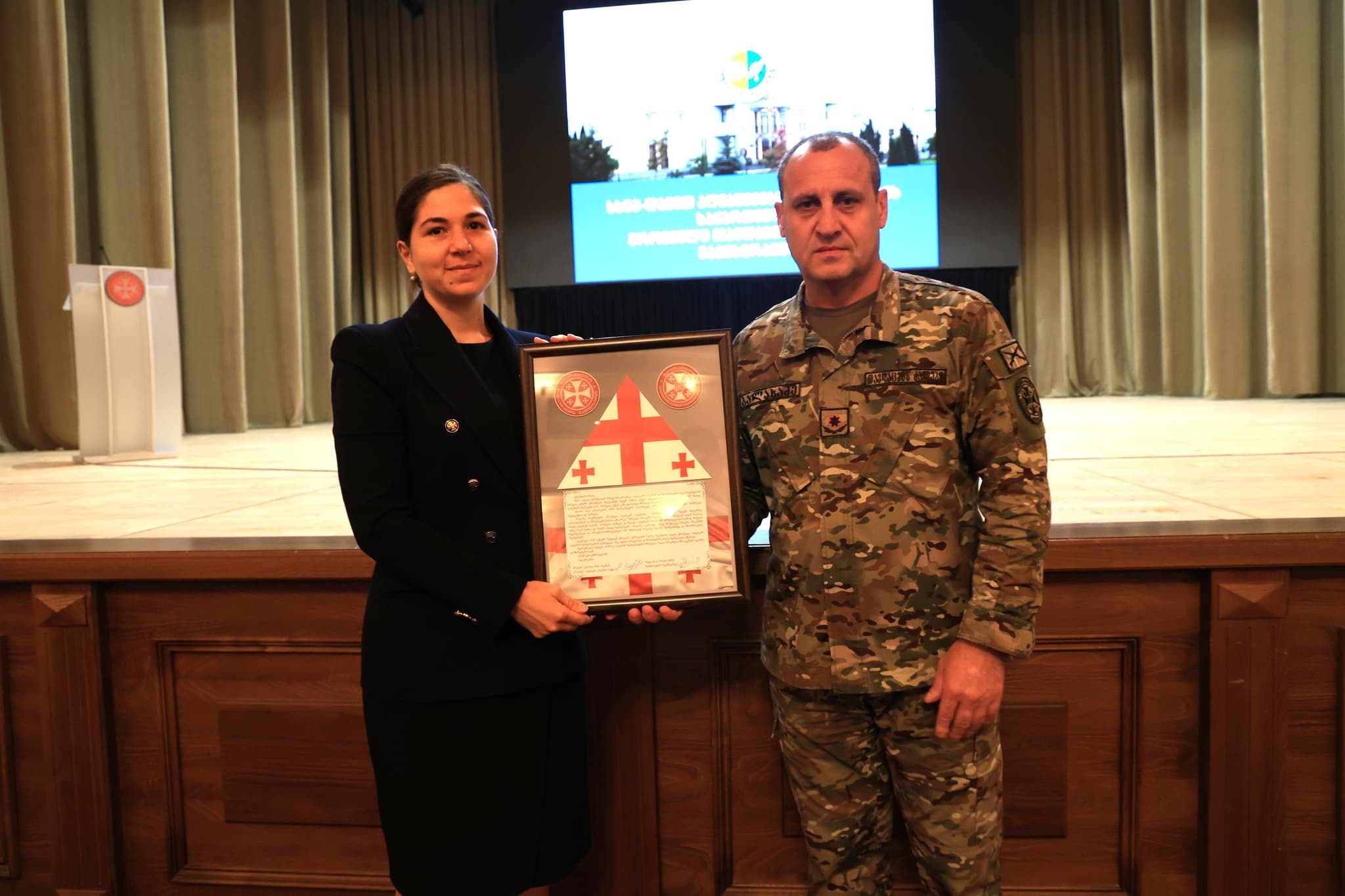 <p style="text-align: justify">ეროვნული თავდაცვის აკადემიის სამაგისტრო საგანმანათლებლო პროგრამებზე ახალი სასწავლო წელი დაიწყო.</p><p style="text-align: justify">სასწავლო წლის დაწყება ახლად ჩარიცხულ მსმენელებს და მაგისტრატურის ადმინისტრაციულ და აკადემიურ პერსონალს მიულოცა აკადემიის რექტორმა ბრიგადის გენერალმა &nbsp;მამია ბალახაძემ.</p><p style="text-align: justify">აკადემიის მაგისტრატურაზე წარმატებით მიმდინარეობს სწავლება შემდეგ &nbsp;სამაგისტრო საგანმანათლებლო პროგრამებზე:</p><p style="text-align: justify">თავდაცვის ანალიზის სამაგისტრო პროგრამა;</p><p style="text-align: justify">უსაფრთხოების კვლევების სამაგისტრო პროგრამა;</p><p style="text-align: justify">სახელმწიფო რესურსების მართვის სამაგისტრო პროგრამა და საერთაშორისო ურთიერთობების და დიპლომატიის სამაგისტრო პროგრამა.</p><p style="text-align: justify">აღსანიშნავია, რომ მიმდინარე წელს პირველად განხორციელდა მსმენელების მიღება ,,საერთაშორისო ურთიერთობების და დიპლომატიის'' &nbsp;სამაგისტრო საგანმანათლებლო პროგრამაზე.</p><p style="text-align: justify">აკადემიის რექტორმა მსმენელებს გააცნო აკადემიის მაგისტრატურაზე მიმდინარე პროცესები და არსებული შესაძლებლობები, რაც განაპირობებს მაღალი ხარისხის განათლების მიღებას.</p><p style="text-align: justify">ღონისძიების დასასრულს, აკადემიაში არსებული ტრადიციის შესაბამისად რექტორმა &nbsp;დააჯილდოვა აკადემიური პერსონალი &nbsp;და ასევე წარჩინებული მსმენელების ოჯახის წევრებს გადასცა სამადლობელი წერილები.</p><p>&nbsp;</p><p style="text-align: justify"><br></p>