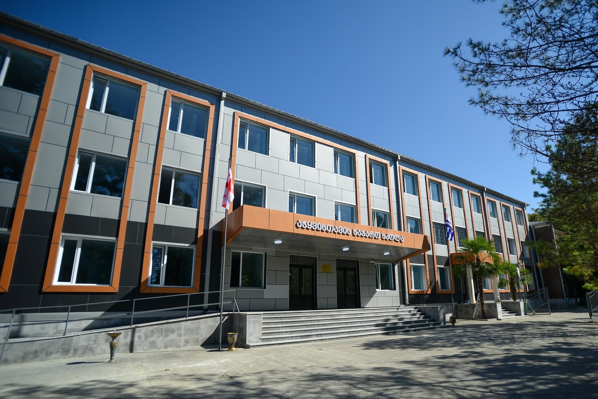 <p style="text-align: justify">ქობულეთის მუნიციპალიტეტში რამდენიმე მნიშვნელოვანი საგანმანათლებლო ინფრასტრუქტურული პროექტი განხორციელდა.</p><p style="text-align: justify">სოფელ აჭყვისთავისა და ჯიხანჯურის საჯარო სკოლებს სრული რეაბილიტაცია ჩაუტარდა, ხოლო სოფელ გვარაში თანამედროვე სტანდარტების ახალი საბავშვო ბაღი აშენდა.</p><p style="text-align: justify">განხორციელებულ სამუშაოებს აჭარის მთავრობის თავმჯდომარე სულხან თამაზაშვილი გაეცნო. მისი განცხადებით, რეგიონში საგანმანათლებლო ინფრასტრუქტურის მშენებლობასა და რეაბილიტაციას სისტემური ხასიათი მიეცა და ეს ტენდენცია აქტიურად გაგრძელდება.</p><p style="text-align: justify">სოფელ გვარას ახალი საბავშვო ბაღი 105 აღსაზრდელზეა გათვლილი. პროექტის ფარგლებში, მოეწყო თანამედროვე ინფრასტრუქტურა, საბავშვო ატრაქციონები და ქვიშის მოედანი. ობიექტი სრულად ადაპტირებულია შეზღუდული შესაძლებლობების მქონე პირებისთვის.</p><p style="text-align: justify">სრული რეაბილიტაცია ჩაუტარდა სსიპ ომარ ასლანიძის სახელობის სოფელ ჯიხანჯურის საჯარო სკოლას, რომელიც 400 მოსწავლეზეა გათვლილი. განახლდა საკლასო ოთახები, სპორტდარბაზი, ბიბლიოთეკა, ლაბორატორიების კაბინეტები, სააქტო დარბაზი და სხვა სივრცეები. შენობის ფასადი დაიფარა საფასადე ფილებით.</p><p style="text-align: justify">სასწავლო პროცესი განახლდა სოფელ აჭყვისთავის საჯარო სკოლაშიც, რომელიც 250 მოსწავლეზეა გათვლილი. განხორციელდა შენობის სარეაბილიტაციო სამუშაოები, მოწესრიგდა ტერიტორია და ფასადი საფასადე ფილებით შეიფუთა. პროექტის მეორე ეტაპის ფარგლებში, სპორტული და სააქტო დარბაზების სრული რეაბილიტაციაც დაწყებულია.</p><p style="text-align: justify">სულხან თამაზაშვილთან ერთად განხორციელებულ სამუშაოებს უმაღლესი საბჭოს თავმჯდომარე დავით გაბაიძე, განათლების და სპორტის მინისტრი მაია ხაჯიშვილი, ქობულეთის მერის მოვალეობის შემსრულებელი ირაკლი ცეცხლაძე, საქართველოს პარლამენტის, უმაღლესი საბჭოსა და აჭარის მთავრობის წევრები გაეცნენ.</p>