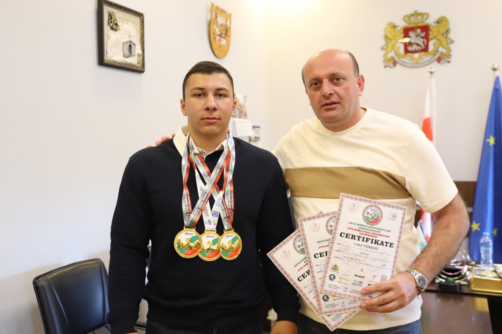 <p style="text-align: justify">თერჯოლის მუნიციპალიტეტის მერი მანუჩარ რობაქიძე ბულგარეთის ქალაქ ალბენაში  გამართულ მკლავჭიდში მსოფლიო ჩემპიონატში მონაწილე სპორტსმენებს შეხვდა და მიღწეული წარმატებები მიულოცა.</p><p style="text-align: justify">ჩემპიონატში, რომელიც 10-23 სექტემბრის პერიოდში გაიმართა, თერჯოლის მუნიციპალიტეტში მცხოვრები სპორტსმენებიც მონაწილეობდნენ.&nbsp;</p><p style="text-align: justify">როგორც მერმა აღნიშნა, პირველ ადგილზე გასულ სპორტსმენს გადაეცემა 5000 ლარი, მეორეზე გასულს 4000 ლარი, მესამეზე &nbsp;- 3000 ლარი, ფულადი პრიზით დაჯილდოვდება ასევე მწვრთნელი.</p><p style="text-align: justify">მკლავჭიდელმა ლუკა ცინაძემ 23-წლამდელთა შორის მარჯვენა და მარცხენა მკლავის გადაძალვაში დაიკავა პირველი ადგილი, ასევე &nbsp;დიდებს &nbsp;შორის, &nbsp;მარცხენა &nbsp;მკლავის &nbsp;გადაძალვაში დაიკავა პირველი ადგილი.</p><p style="text-align: justify">რევაზ &nbsp;თევდორაძემ დიდებს შორის &nbsp;მარჯვენა &nbsp;მკლავის გადაძალვაში დაიკავა მეორე ადგილი; მარცხენა მკლავში - მესამე ადგილი.</p><p style="text-align: justify">ანზორ ბროკიშვილმა 23-წლამდელთა შორის მარჯვენა მკლავის გადაძალვაში დაიკავა მესამე ადგილი.&nbsp;</p><p style="text-align: justify">მსოფლიო ჩემპიონებს ჯილდოდ ადგილობრივი ბიუჯეტიდან ჯამში 34 500 ლარი გადაეცემათ.</p>