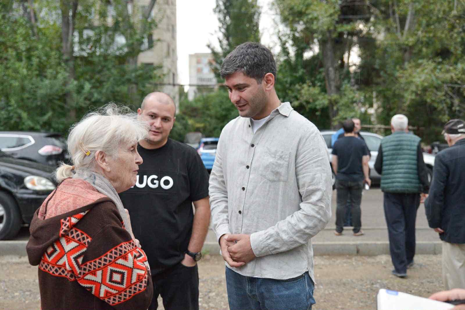 <p style="text-align: justify">ნაძალადევის რაიონის მაჟორიტარობის კანდიდატი ირაკლი ბენდელიანი აგრძელებს მოსახლეობასთან უშუალო კომუნიკაციას.</p><p style="text-align: justify">ის ამჯერად, ზღვისუბნის მე-3 მრ, მე-5 კვ, N22 კორპუსს ეწვია და ამომრჩევლებთან საუბარი ჰქონდა მათთვის მნიშვნელოვან საკითხებზე.</p><p style="text-align: justify">“მისამართზე ცოტა ხნის წინ მოწესრიგდა გზის საფარი. უახლოეს პერიოდში კი სკვერის კაპიტალური რეაბილიტაციის სამუშაოები დაიწყება, რომლის ფარგლებშიც მოეწყობა საპარკე ინფრასტრუქტურა და შადრევანი. ზღვისუბნის მოსახლეობას კი გაუმჯობესებული საცხოვრებელი გარემო პირობები შეექმნება. ჩვენ აუცილებლად გავაგრძელებთ იმ სწორ და შედეგზე ორიენტირებულ პოლიტიკას, რასაც "ქართული ოცნება - დემოკრატიული საქართველო" წლებია ახორციელებს", - წერს ბენდელიანი.</p><p style="text-align: justify">დღესვე, ირაკლი ბენდელიანი ნაძალადევის რაიონის გამგებელთან ირაკლი ანდღულაძესთან ერთად ზღვისუბნის მე-3 მრ, მე-5 კვ, ე.წ. ,,ალიონის" დასახლებაში მცხოვრებ მოქალაქეებს შეხვდა.</p><p style="text-align: justify">ბენდელიანის თქმით, მათი მიზანი მოქალაქეების კეთილდღეობაზე ზრუნვაა, რაც პირველ რიგში, მათთვის ღირსეული საცხოვრებელი პირობების შექმნითა და სხვადასხვა ხელშემწყობი პროგრამის განხორციელებით გამოიხატება.</p><p style="text-align: justify">“ასამდე უსახლკარო ოჯახის მთავარი საზრუნავი საცხოვრებელი ფართის დაკანონებაა, რაზეც კერძო მესაკუთრესთან საქმის სამართლებრივი წარმოება მიმდინარეობს. &nbsp;კახა კალაძის მერობის პერიოდში სახელმწიფო ან მუნიციპალურ ბალანსზე არსებულ ქონებაში, საცხოვრებელი ფართები სიმბოლურ ფასად - ერთ ლარად პროგრამის ფარგლებში 3 300-ზე მეტი ოჯახია დაკმაყოფილებული. &nbsp;აღნიშნული პროგრამა ,,ალიონის" მოსახლეობაზე ვერ ვრცელდება, რადგან მოქალაქეები კერძო საკუთრებაში ცხოვრობენ. &nbsp;მე ჩემი შესაძლებლობის ფარგლებში გამოვთქვამ მზაობას დავეხმარო ,,ალიონის" მცხოვრებლებს.&nbsp;</p><p style="text-align: justify">ჩვენი მიზანი სწორედ მოქალაქეების კეთილდღეობაზე ზრუნვაა, რაც პირველ რიგში, მათთვის ღირსეული საცხოვრებელი პირობების შექმნითა და სხვადასხვა ხელშემწყობი პროგრამის განხორციელებით გამოიხატება”, - წერს ბენდელიანი.</p>