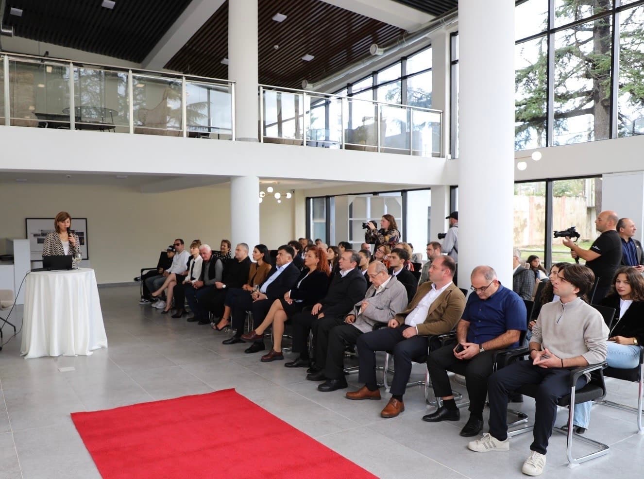 <p style="text-align: justify">ზესტაფონის მუნიციპალიტეტში ოფიციალურად გაიხსნა ინოვაციური და თანამედროვე მულტიფუნქციური ახალგაზრდული ჰაბი, რომელიც რეგიონული მნიშვნელობის სივრცეს წარმოადგენს.</p><p style="text-align: justify">მულტიფუნქციური ახალგაზრდული ჰაბი განათლების, მეცნიერებისა და ახალგაზრდობის მინისტრის მოადგილემ თამარ მახარაშვილმა ადგილობრივი ხელისუფლების წარმომადგენლებთან ერთად გახსნა.</p><p style="text-align: justify">ახალგაზრდული ჰაბი საშუალებას მისცემს ზესტაფონისა და მიმდებარე ექვსი მუნიციპალიტეტის ახალგაზრდებს, დააორგანიზონ და მონაწილეობა მიიღონ სხვადასხვა შეხვედრებში, კონფერენციებში, ფესტივალებსა და სხვა ღონისძიებებში.</p><p style="text-align: justify">ასევე, ჰაბი გააფორმებს მემორანდუმებს სხვადასხვა სასწავლებლებთან და მათთან თანამშრომლობით მოაწყობს ღია კარის დღეებს და პოპულარიზაციას გაუწევს ადგილობრივ შრომის ბაზარზე მოთხოვნად პროფესიებს.</p><p style="text-align: justify">პროექტი განხორციელდა ევროკავშირის და გერმანიის მთავრობის მხარდაჭერით, CESL-ის კონკურსის ფარგლებში, რომელშიც ახალგაზრდული მულტიფუნქციური ჰაბის მოწყობის იდეით მონაწილეობას იღებდა ზესტაფონის მუნიციპალიტეტის მერია.</p><p style="text-align: justify">აღნიშნული სამშენებლო პროექტის ღირებულებამ 1 329 217 ლარი შეადგინა, საიდანაც 800 000 ლარი საგრანტო ინვესტიციას წარმოადგენს, ხოლო მუნიციპალიტეტის მხრიდან თანადაფინანსება 529 217 ლარმა შეადგინა.</p><p style="text-align: justify">ზესტაფონის მერიის განცხადებით, ისინი აქტიურად გააგრძელებენ ახალგაზრდების ხელშესაწყობად პროექტების განხორციელებას, რადგან მათ განვითარებაზე ზრუნვა და მათი აქტიური მონაწილეობა საზოგადოებრივ ცხოვრებაში უაღრესად მნიშვნელოვანია ქალაქის წინსვლისა და განვითარებისთვის.</p>