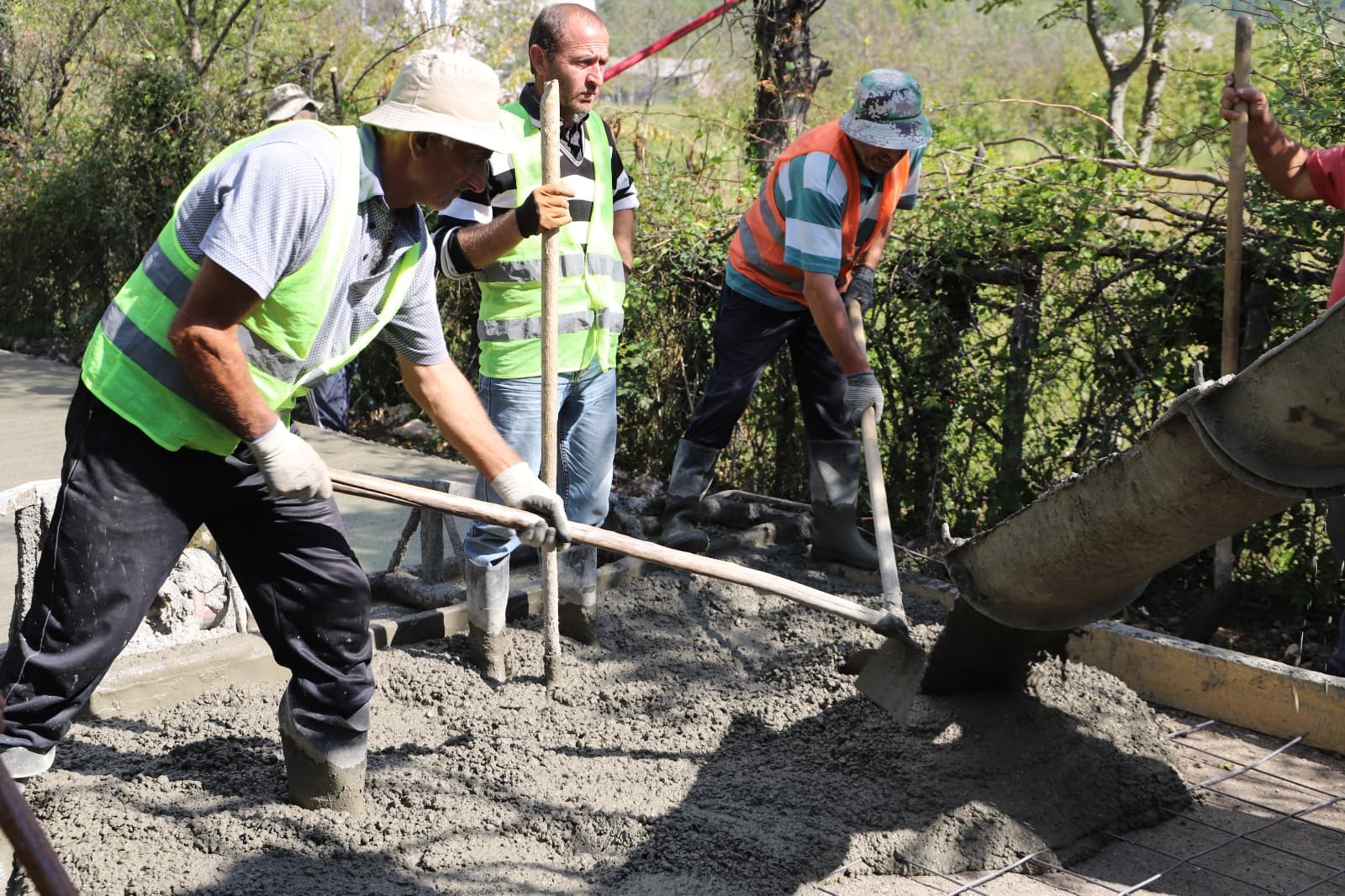 <p style="text-align: justify">თერჯოლის მუნიციპალიტეტის მერმა მანუჩარ რობაქიძემ სოფელ ღვანკითსა და ქვედა სიმონეთში საავტომობილო გზის სარეაბილიტაციო სამუშაოები დაათვალიერა.</p><p style="text-align: justify">მუნიციპალიტეტის მერიის ინფორმაციით, საგზაო ინფრასტრუქტურის მოსაწყობად,ცენტრალური და &nbsp;საუბნო გზების 5-კილომეტრიან მონაკვეთზე არმირებული ბეტონის საფარი ეწყობა, პროექტის ფარგლებში სანიაღვრე არხებიც რეაბილიტირდება.</p><p style="text-align: justify">ორივე ინფრასტრუქტურული პროექტი რეგიონების განვითარების ფონდიდან, ადგილობრივი ბიუჯეტის თანადაფინანსებით ხორციელდება და მისი ღირებულება 1 200 000 ლარზე მეტია.</p>