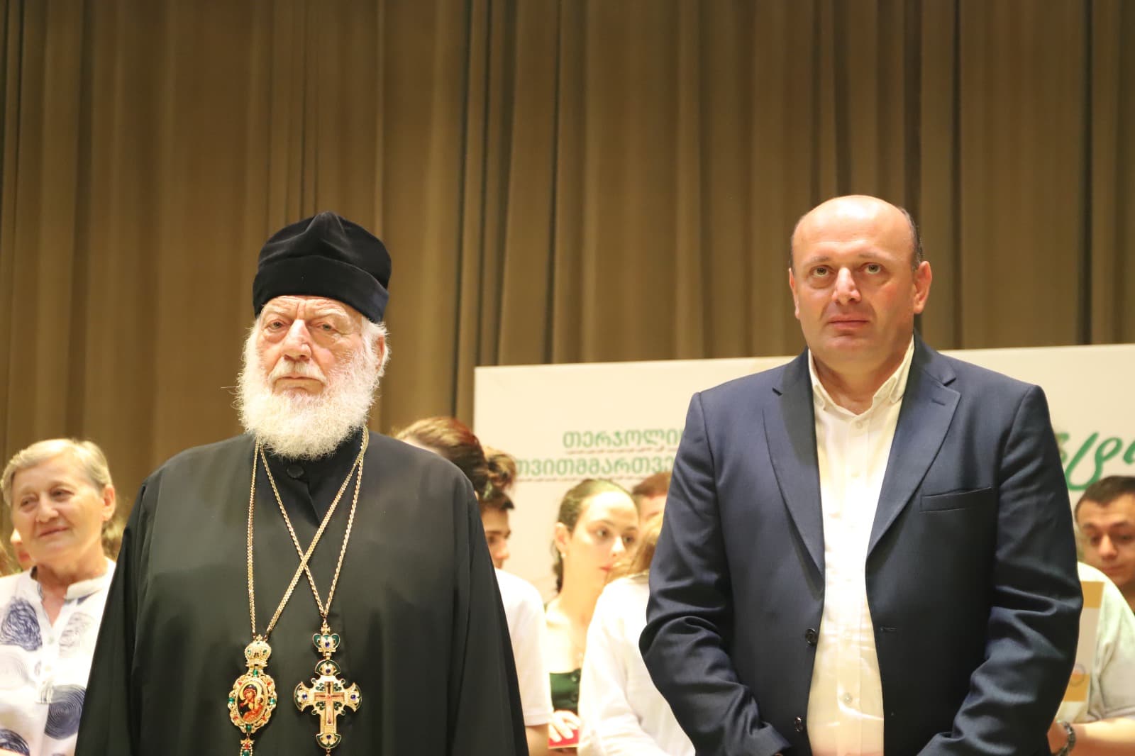 <p style="text-align: justify">თერჯოლაში სკოლის მედალოსნების დაჯილდოების ცერემონია გაიმართა.</p><p style="text-align: justify">2023-2024 სასწავლო წლის 67 წარჩინებულ კურსდამთავრებულს, ოქროს და ვერცხლის მედლები გადაეცათ.</p><p style="text-align: justify">მედლების გადაცემის საზეიმო ცერემონიას მუნიციპალიტეტის მერი მანუჩარ რობაქიძე, თერჯოლისა და ტყიბულის ეპარქიის მეუფე, მიტროპოლიტი გიორგი შალამბერიძე, იმერეთის სახელმწიფო რწმუნებულის ადმინისტრაციის რეგიონებთან ურთიერთობის ხელმძღვანელი დავით გორდელაძე, &nbsp;საკრებულოს თავმჯდომარის მოადგილე ჯემალ ისაკაძე ,თერჯოლის საგანმანათლებლო რესურსცენტრის ხელმძღვანელი ქეთევან შეყრილაძე, ადგილობრივი თვითმმართველობის და განათლების სფეროს სხვა წარმომადგენლები ესწრებოდნენ.</p><p style="text-align: justify">ოქროს მედალი 52 &nbsp;მოსწავლეს გადაეცა, ხოლო ვერცხლის მედლით 15 მოსწავლე დაჯილდოვდა.</p>