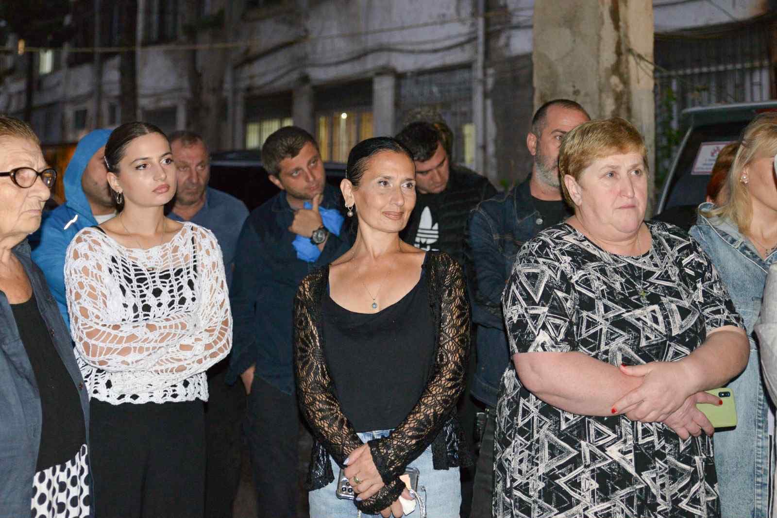 <p style="text-align: justify">ნაძალადევის რაიონის მაჟორიტარობის კანდიდატი ირაკლი ბენდელიანი აგრძელებს მოსახლეობასთან უშუალო კომუნიკაციას.</p><p style="text-align: justify">ის ამჯერად, ზღვისუბნის მე-3 მრ, მე-5 კვ, N22 კორპუსს ეწვია და ამომრჩევლებთან საუბარი ჰქონდა მათთვის მნიშვნელოვან საკითხებზე.</p><p style="text-align: justify">“მისამართზე ცოტა ხნის წინ მოწესრიგდა გზის საფარი. უახლოეს პერიოდში კი სკვერის კაპიტალური რეაბილიტაციის სამუშაოები დაიწყება, რომლის ფარგლებშიც მოეწყობა საპარკე ინფრასტრუქტურა და შადრევანი. ზღვისუბნის მოსახლეობას კი გაუმჯობესებული საცხოვრებელი გარემო პირობები შეექმნება. ჩვენ აუცილებლად გავაგრძელებთ იმ სწორ და შედეგზე ორიენტირებულ პოლიტიკას, რასაც "ქართული ოცნება - დემოკრატიული საქართველო" წლებია ახორციელებს", - წერს ბენდელიანი.</p><p style="text-align: justify">დღესვე, ირაკლი ბენდელიანი ნაძალადევის რაიონის გამგებელთან ირაკლი ანდღულაძესთან ერთად ზღვისუბნის მე-3 მრ, მე-5 კვ, ე.წ. ,,ალიონის" დასახლებაში მცხოვრებ მოქალაქეებს შეხვდა.</p><p style="text-align: justify">ბენდელიანის თქმით, მათი მიზანი მოქალაქეების კეთილდღეობაზე ზრუნვაა, რაც პირველ რიგში, მათთვის ღირსეული საცხოვრებელი პირობების შექმნითა და სხვადასხვა ხელშემწყობი პროგრამის განხორციელებით გამოიხატება.</p><p style="text-align: justify">“ასამდე უსახლკარო ოჯახის მთავარი საზრუნავი საცხოვრებელი ფართის დაკანონებაა, რაზეც კერძო მესაკუთრესთან საქმის სამართლებრივი წარმოება მიმდინარეობს. &nbsp;კახა კალაძის მერობის პერიოდში სახელმწიფო ან მუნიციპალურ ბალანსზე არსებულ ქონებაში, საცხოვრებელი ფართები სიმბოლურ ფასად - ერთ ლარად პროგრამის ფარგლებში 3 300-ზე მეტი ოჯახია დაკმაყოფილებული. &nbsp;აღნიშნული პროგრამა ,,ალიონის" მოსახლეობაზე ვერ ვრცელდება, რადგან მოქალაქეები კერძო საკუთრებაში ცხოვრობენ. &nbsp;მე ჩემი შესაძლებლობის ფარგლებში გამოვთქვამ მზაობას დავეხმარო ,,ალიონის" მცხოვრებლებს.&nbsp;</p><p style="text-align: justify">ჩვენი მიზანი სწორედ მოქალაქეების კეთილდღეობაზე ზრუნვაა, რაც პირველ რიგში, მათთვის ღირსეული საცხოვრებელი პირობების შექმნითა და სხვადასხვა ხელშემწყობი პროგრამის განხორციელებით გამოიხატება”, - წერს ბენდელიანი.</p>