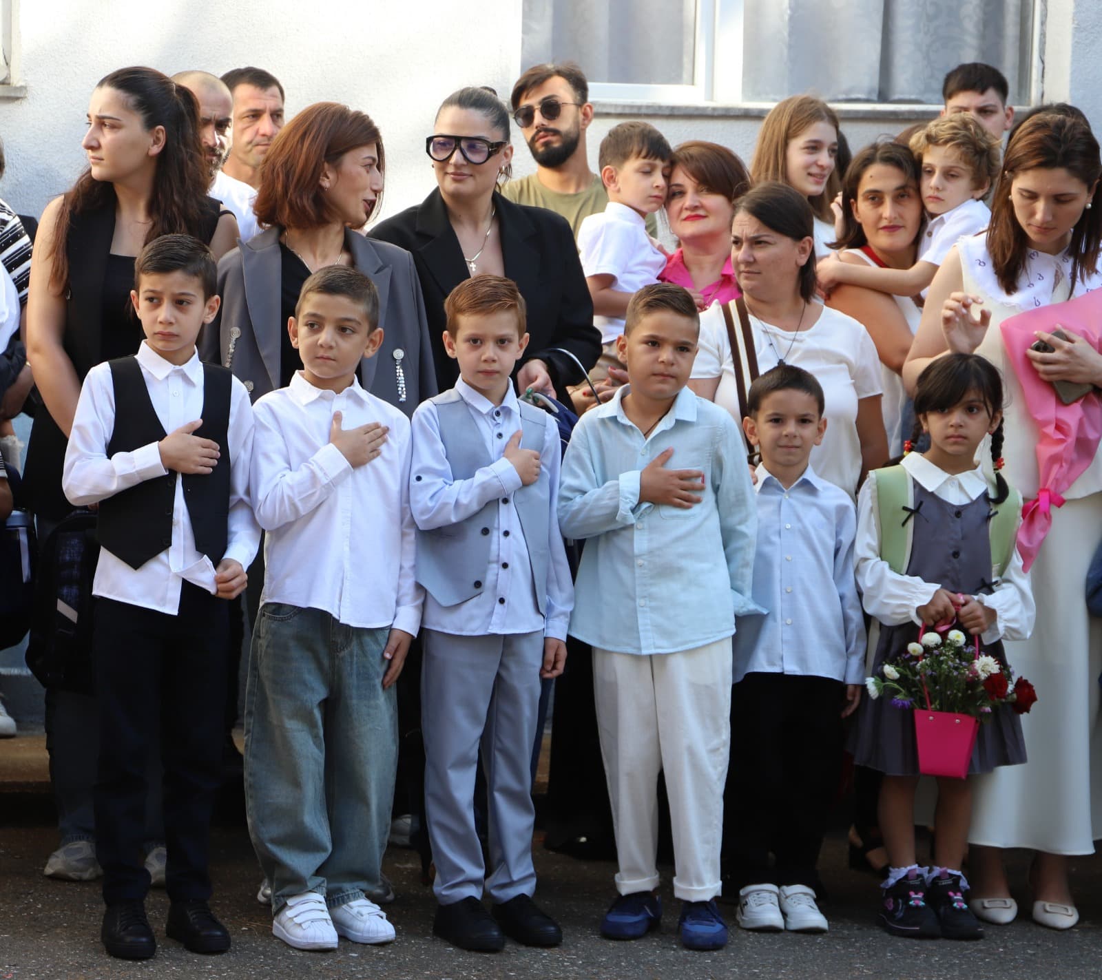 <p style="text-align: justify">თერჯოლის მუნიციპალიტეტის მერი მანუჩარ რობაქიძე ქალაქ თერჯოლის N2 საჯარო სკოლაში იმყოფებოდა, მან სკოლის პედაგოგებსა და მოსწავლეებს, ახალი სასწავლო წლის დაწყება მიულოცა და წარმატებები უსურვა.</p><p style="text-align: justify">"მინდა აღვნიშნო, რომ თერჯოლის მუნიციპალიტეტში წელს სულ 260 პირველკლასელი გვყავს. თითოეული მათგანი ჩვენი მომავლის საყრდენი, ჩვენი ძალა და იმედია. გულით მიხარია, თითოეული პატარა მოსწავლის არსებობა და ვუსურვებ, რომ ეს გზა მათთვის სავსე იყოს ახალი აღმოჩენებით, ბედნიერი მოგონებებით და წარმატებებით", - განაცხადა მანუჩარ რობაქიძემ.</p>