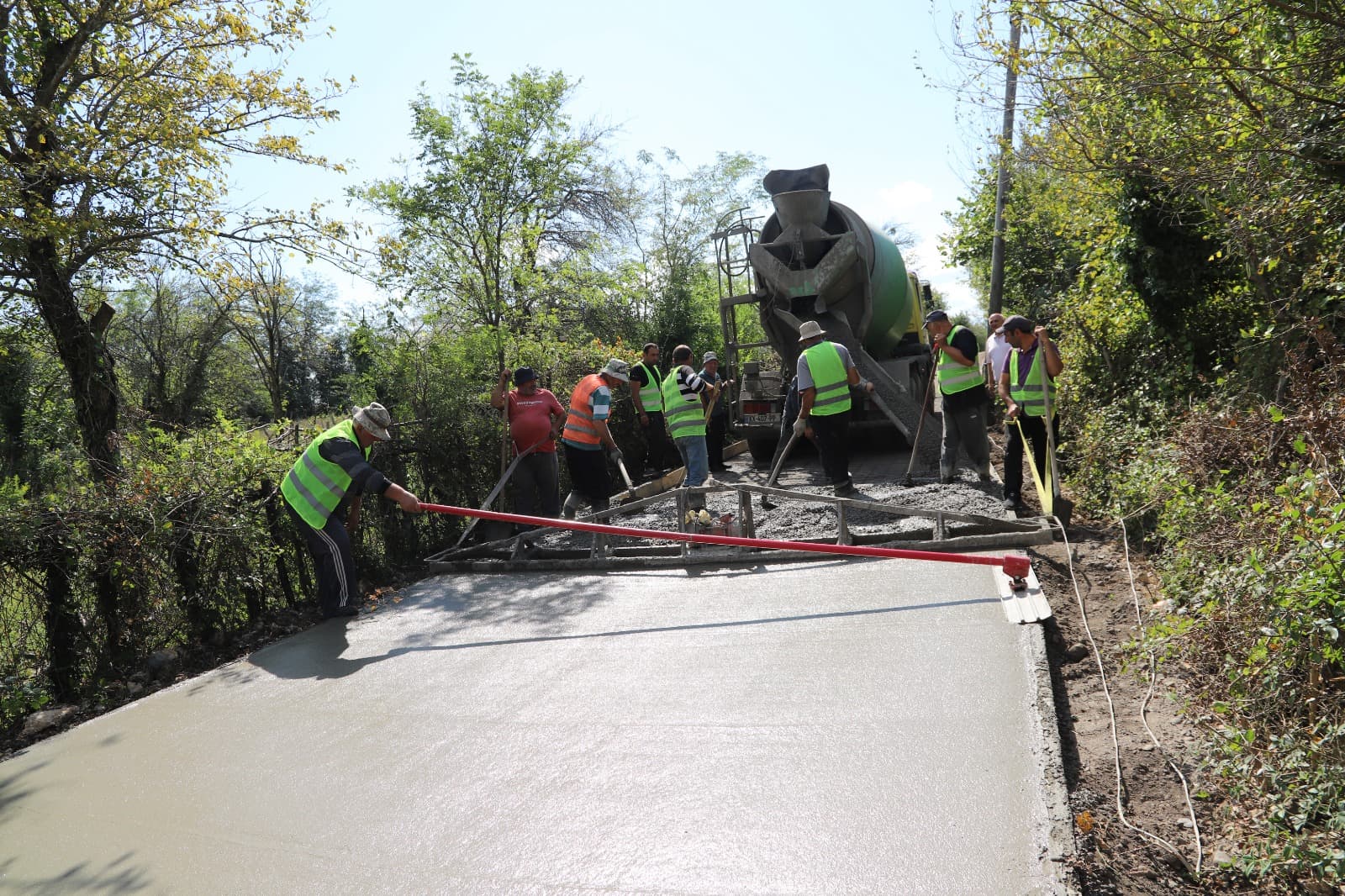 <p style="text-align: justify">თერჯოლის მუნიციპალიტეტის მერმა მანუჩარ რობაქიძემ სოფელ ღვანკითსა და ქვედა სიმონეთში საავტომობილო გზის სარეაბილიტაციო სამუშაოები დაათვალიერა.</p><p style="text-align: justify">მუნიციპალიტეტის მერიის ინფორმაციით, საგზაო ინფრასტრუქტურის მოსაწყობად,ცენტრალური და &nbsp;საუბნო გზების 5-კილომეტრიან მონაკვეთზე არმირებული ბეტონის საფარი ეწყობა, პროექტის ფარგლებში სანიაღვრე არხებიც რეაბილიტირდება.</p><p style="text-align: justify">ორივე ინფრასტრუქტურული პროექტი რეგიონების განვითარების ფონდიდან, ადგილობრივი ბიუჯეტის თანადაფინანსებით ხორციელდება და მისი ღირებულება 1 200 000 ლარზე მეტია.</p>